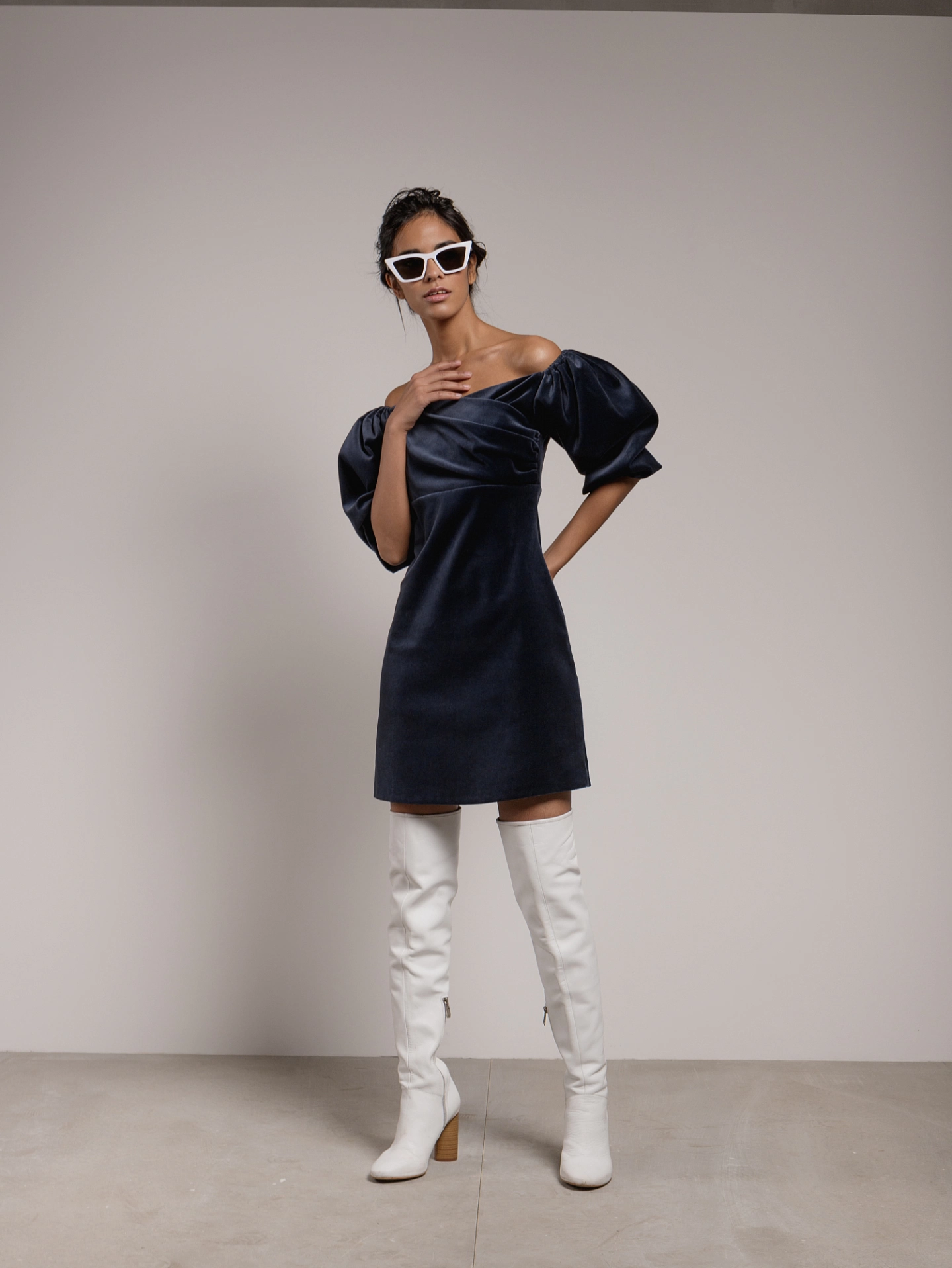 Платье приталенное с открытыми плечами