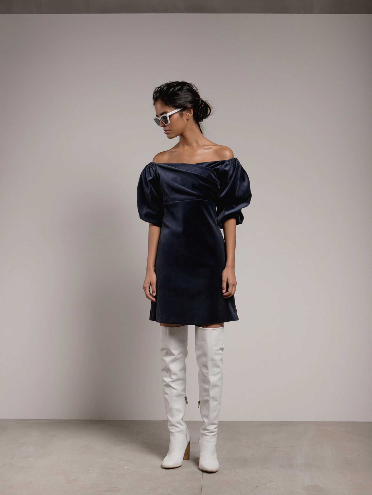 Платье приталенное с открытыми плечами