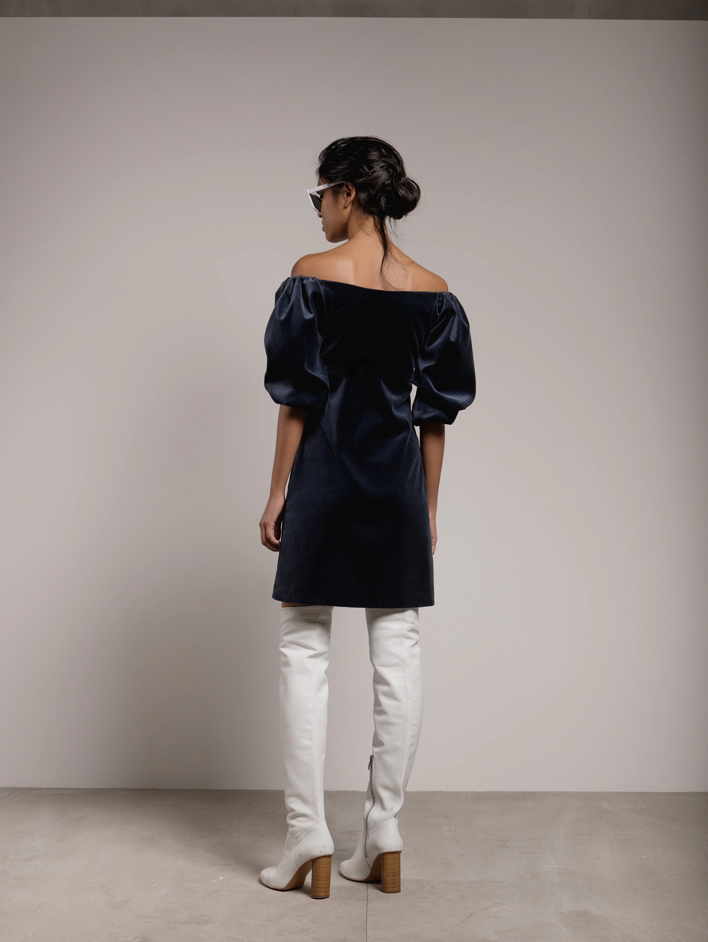 Платье приталенное с открытыми плечами