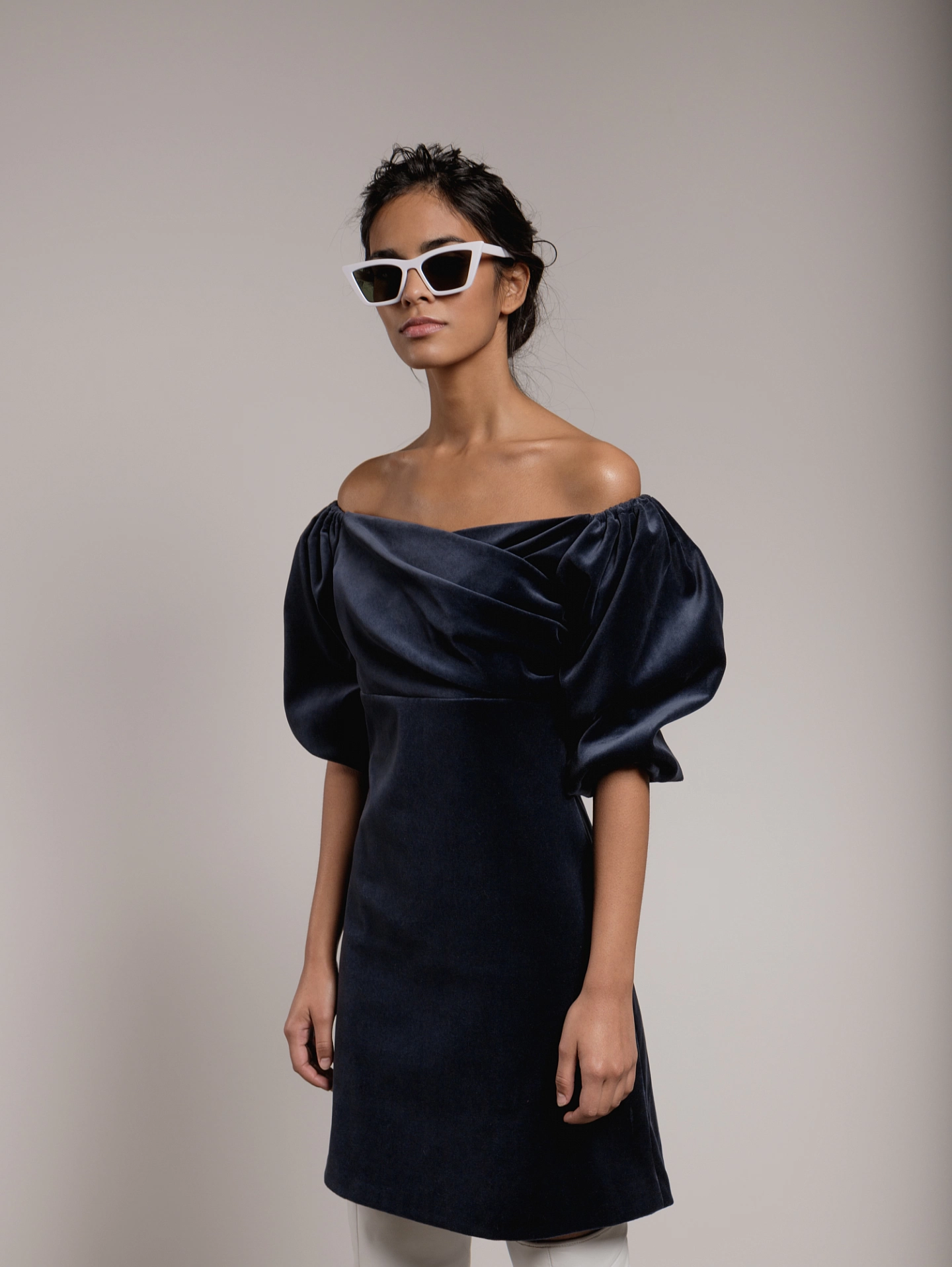 Платье приталенное с открытыми плечами