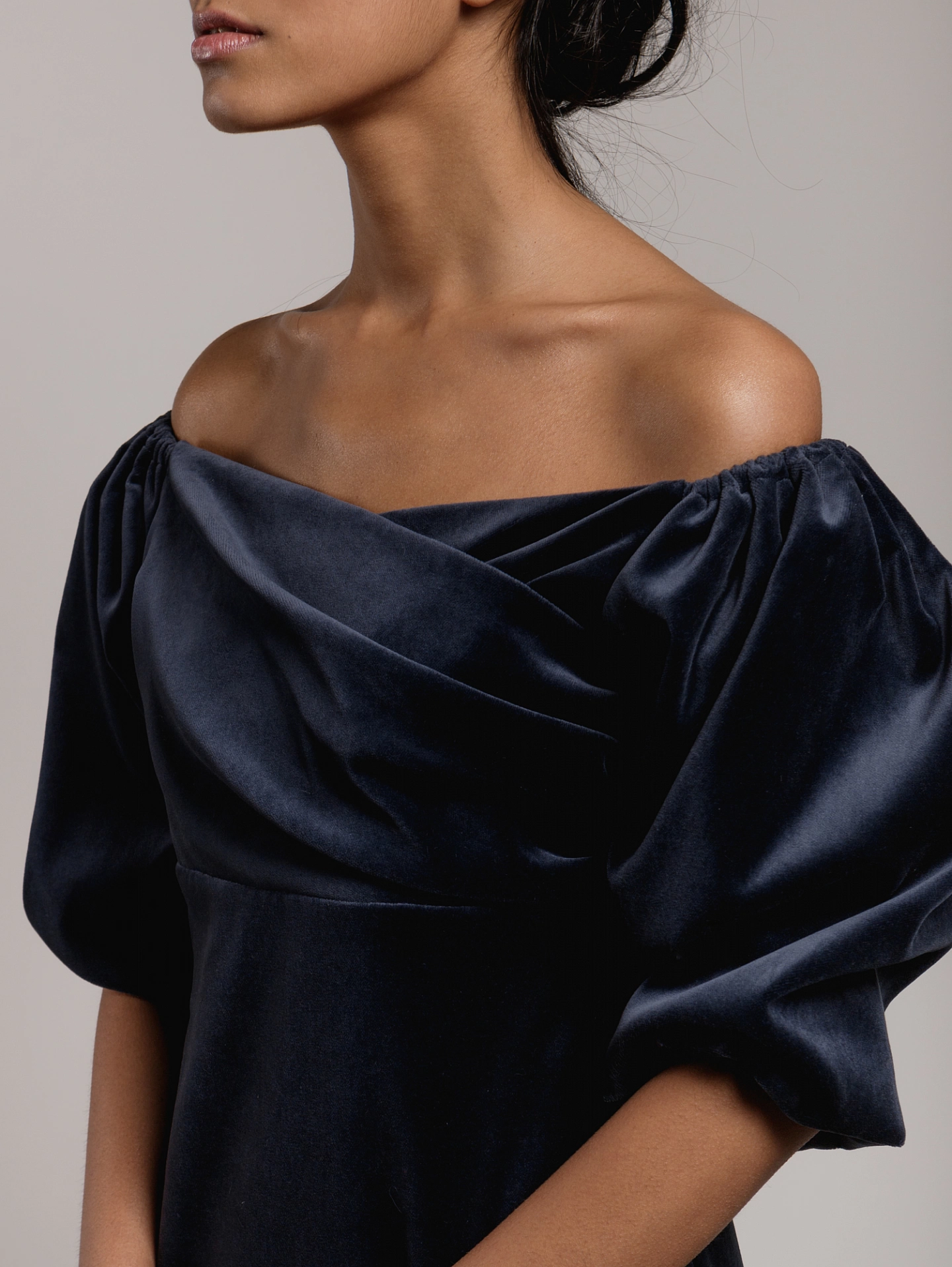 Платье приталенное с открытыми плечами