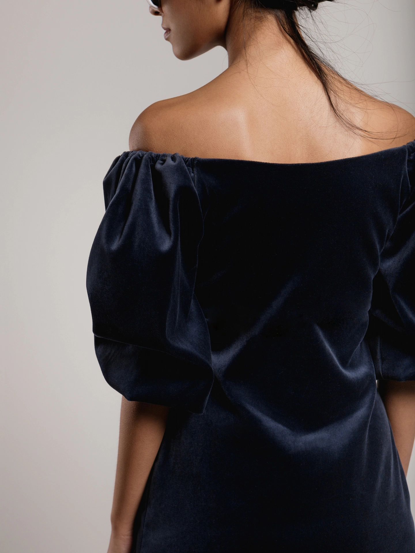 Платье приталенное с открытыми плечами