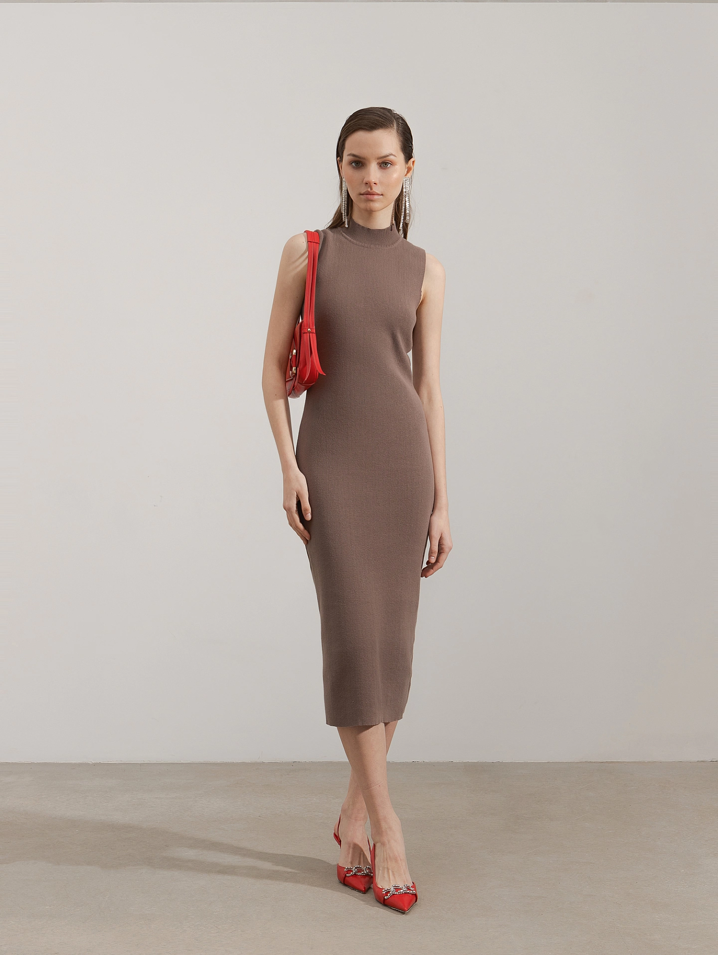 Платье вязаное длинное без рукавов со стойкой