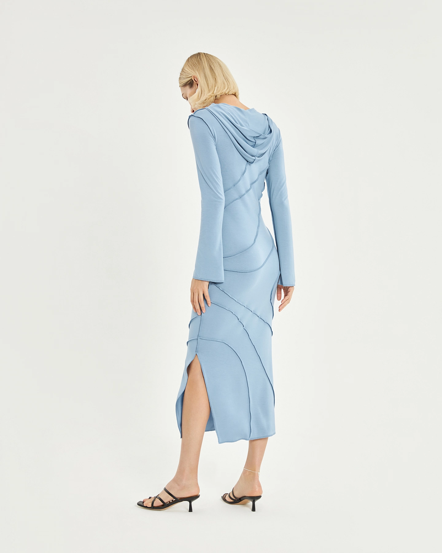 Платье с асимметричными швами и капюшоном