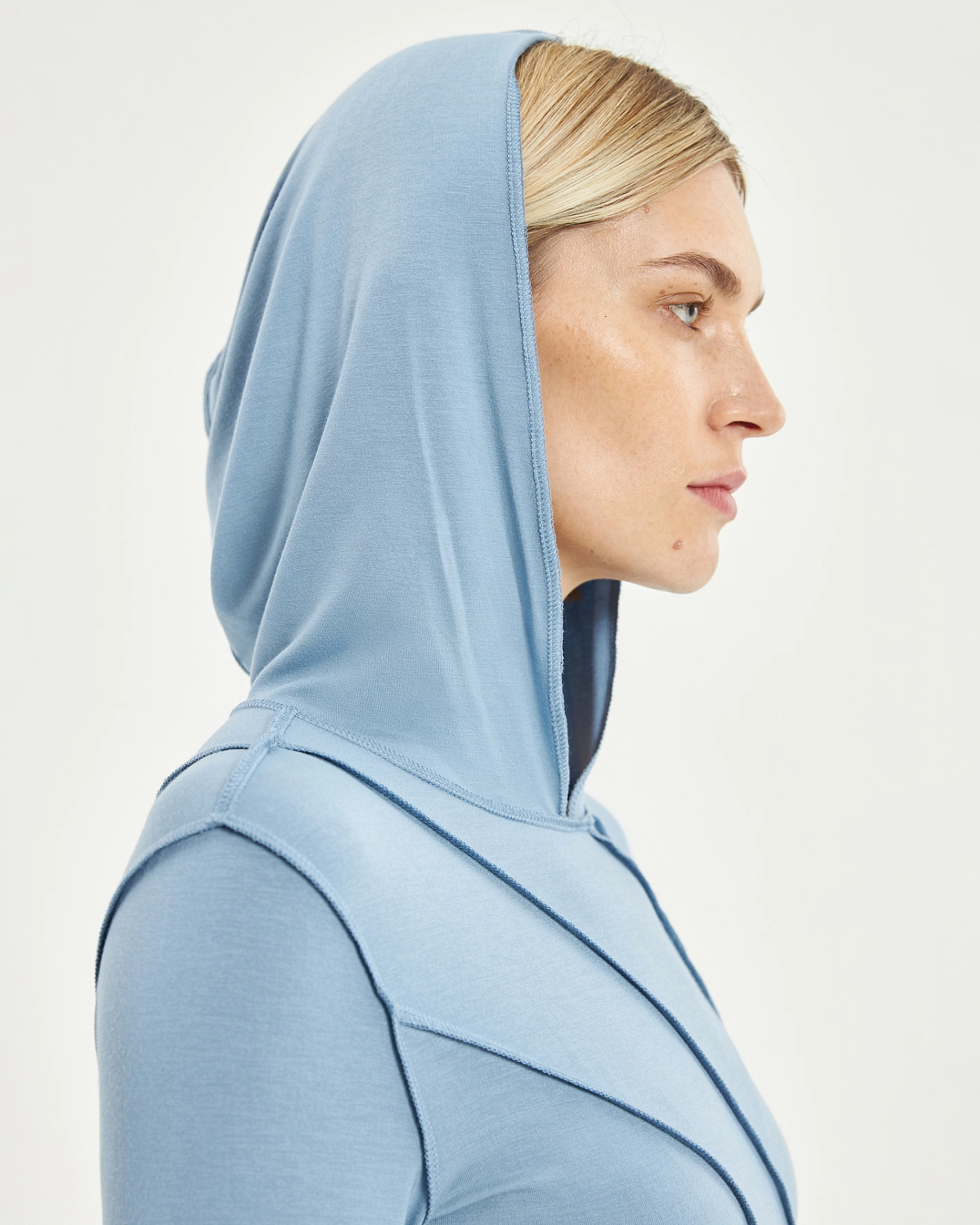 Платье с асимметричными швами и капюшоном