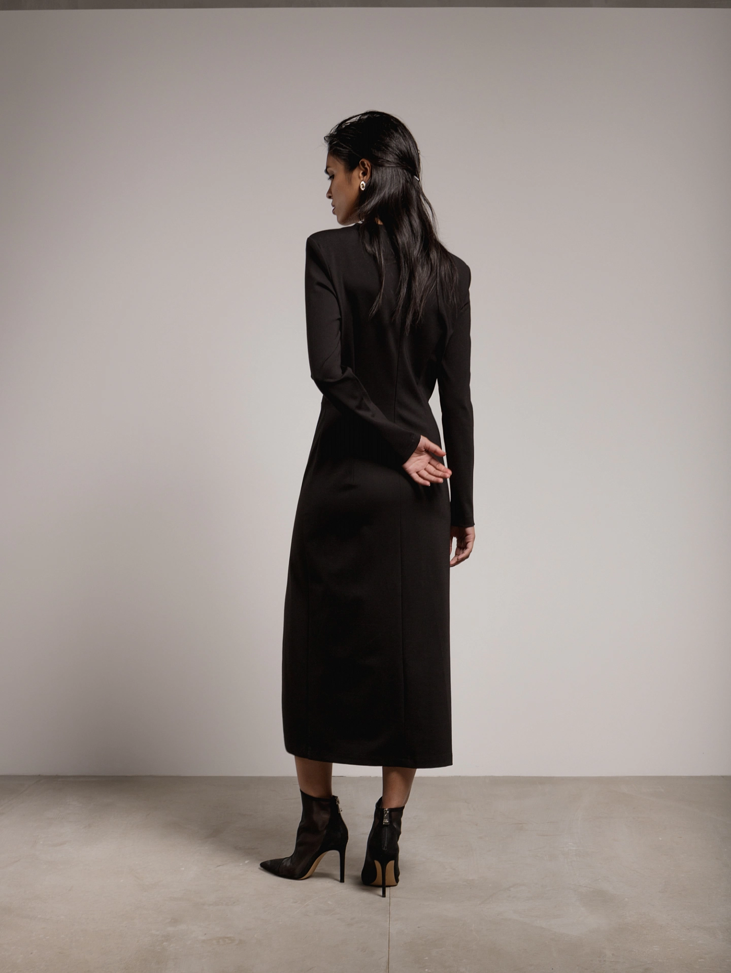 Платье - футляр с разрезом