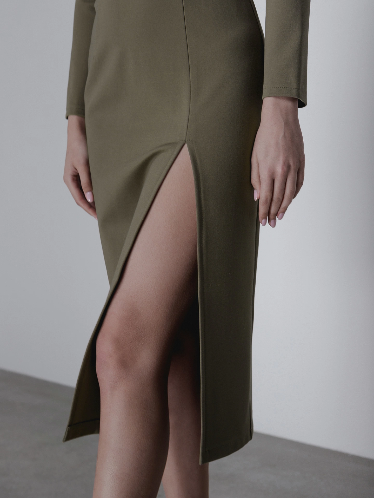 Платье - футляр с разрезом