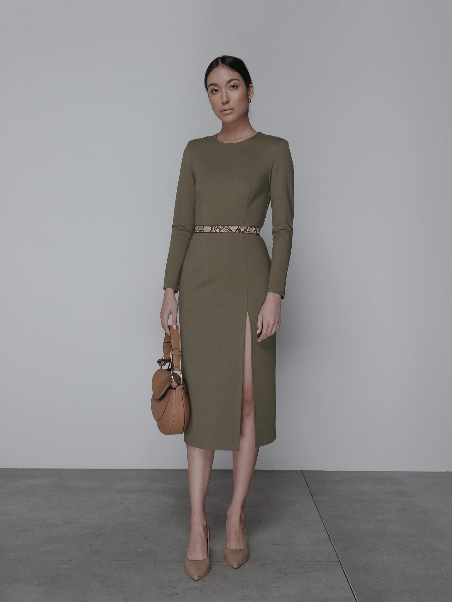 Платье - футляр с разрезом