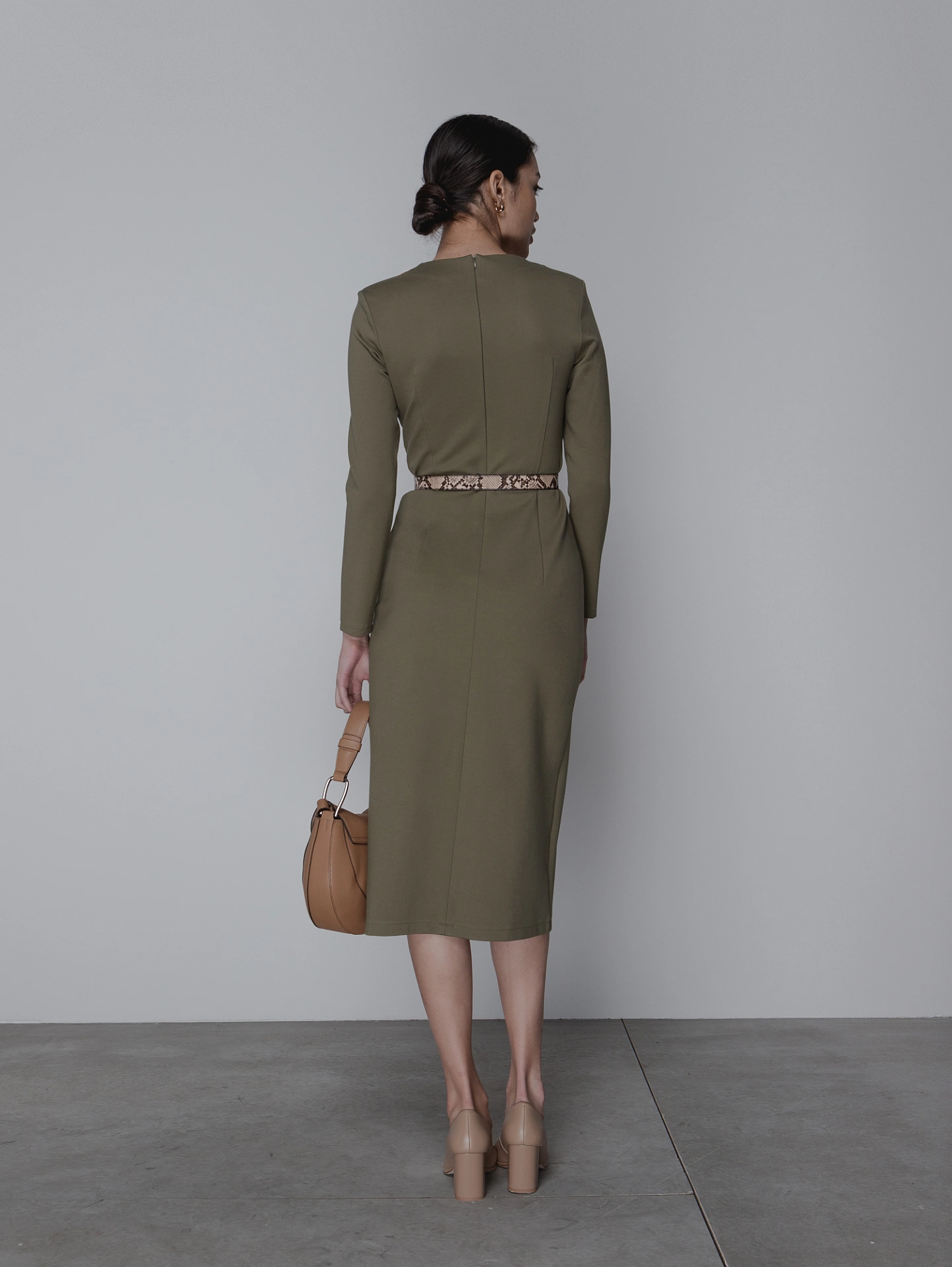 Платье - футляр с разрезом