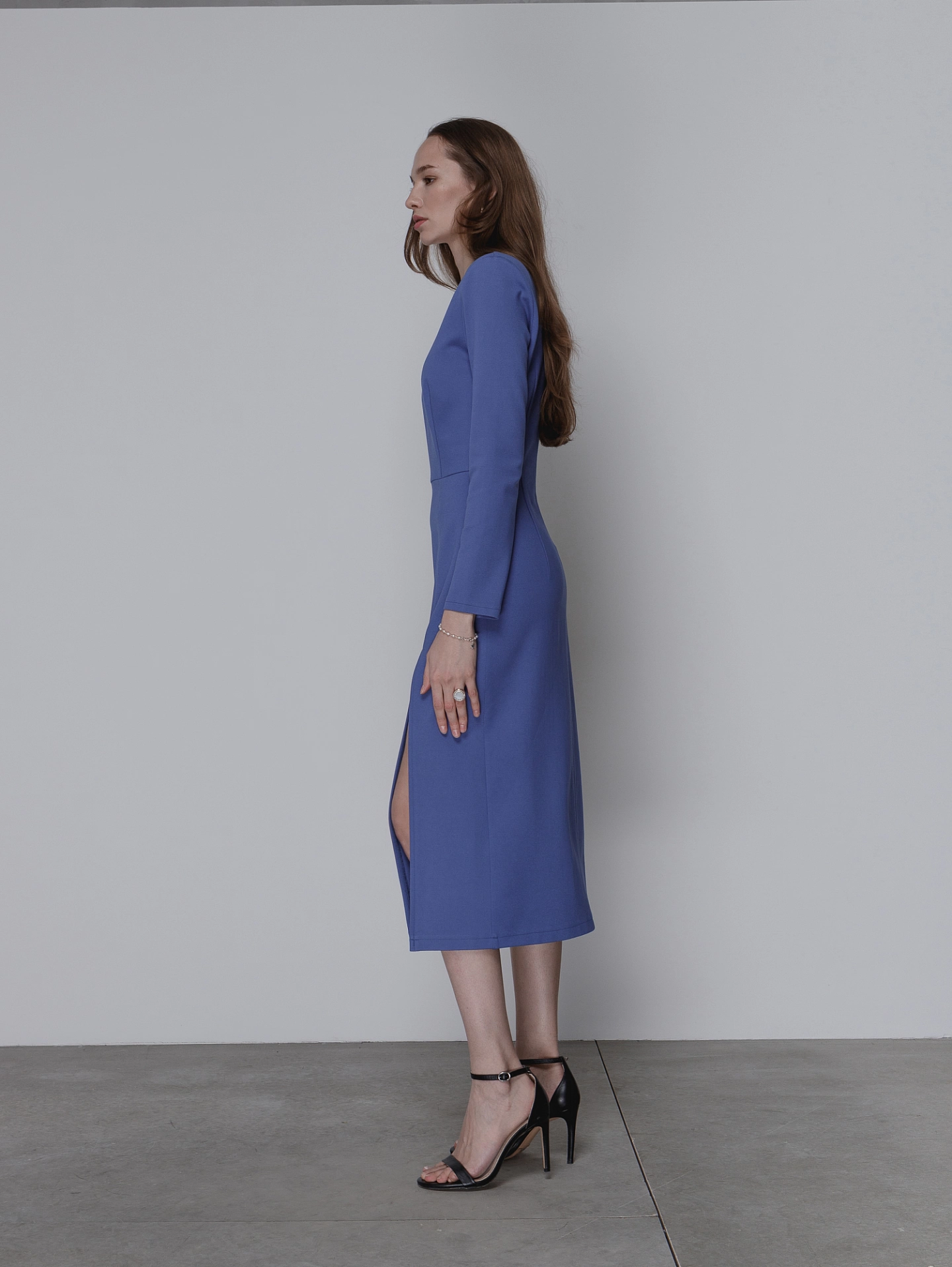 Платье - футляр с разрезом