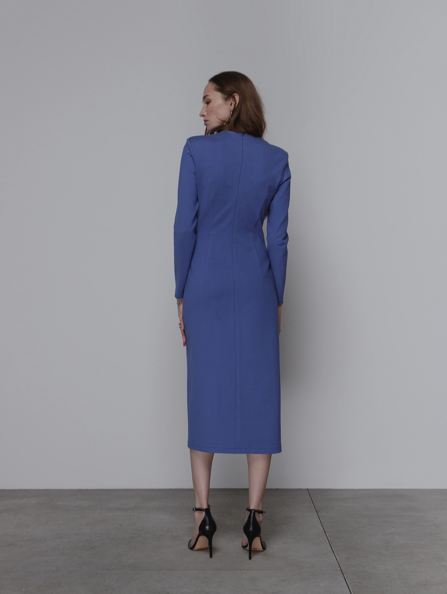 Платье - футляр с разрезом