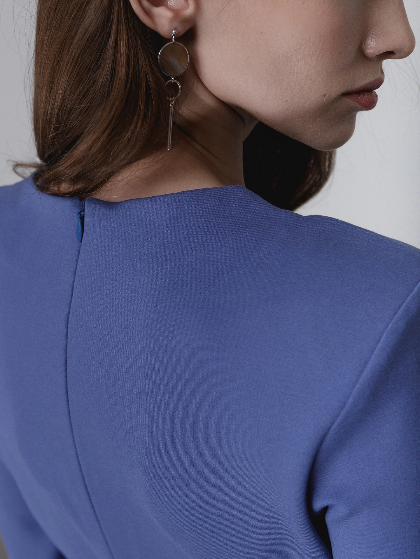 Платье - футляр с разрезом