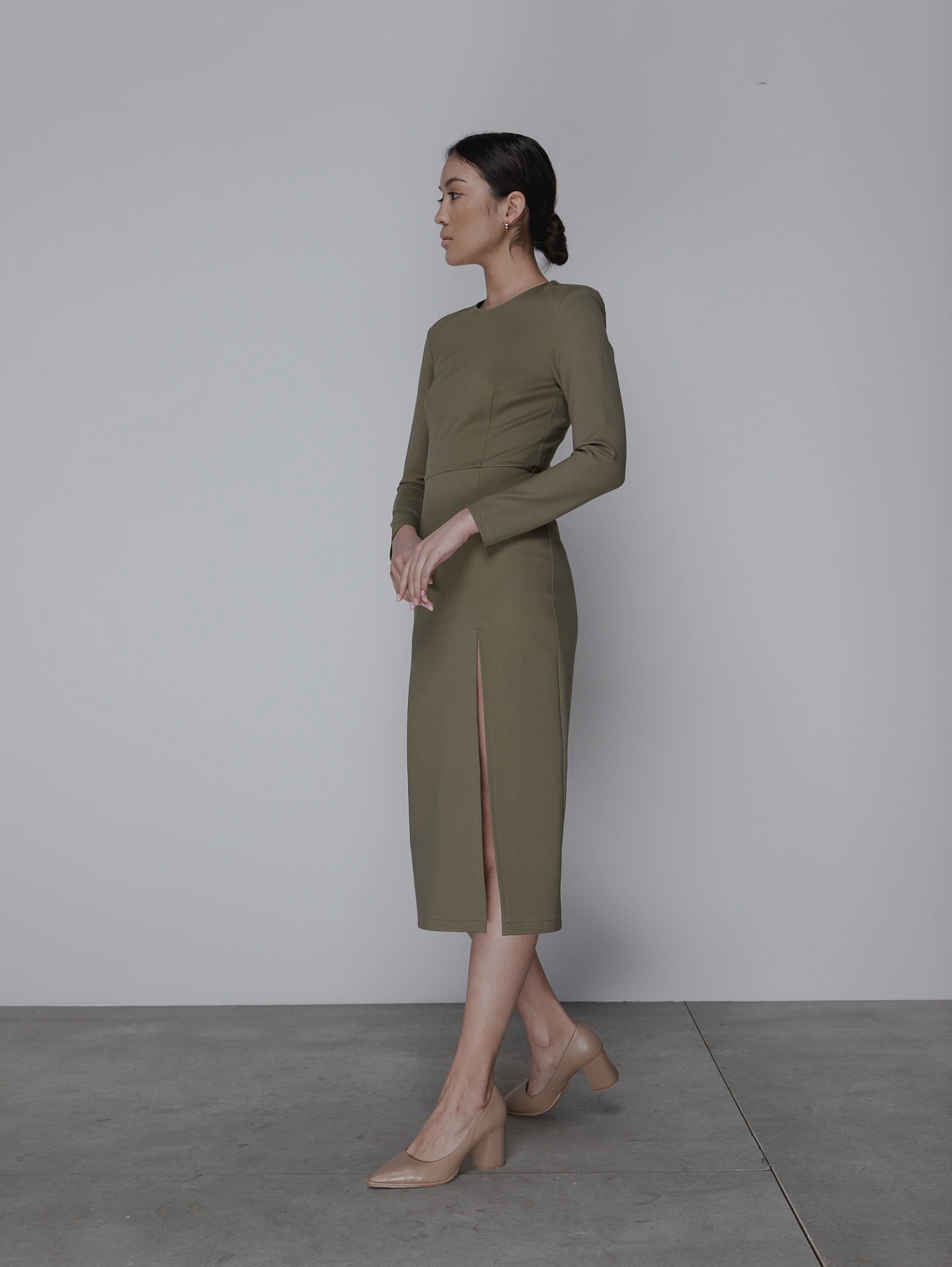 Платье - футляр с разрезом