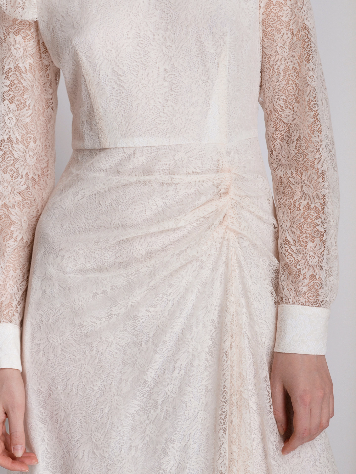 Платье с драпировкой на юбке