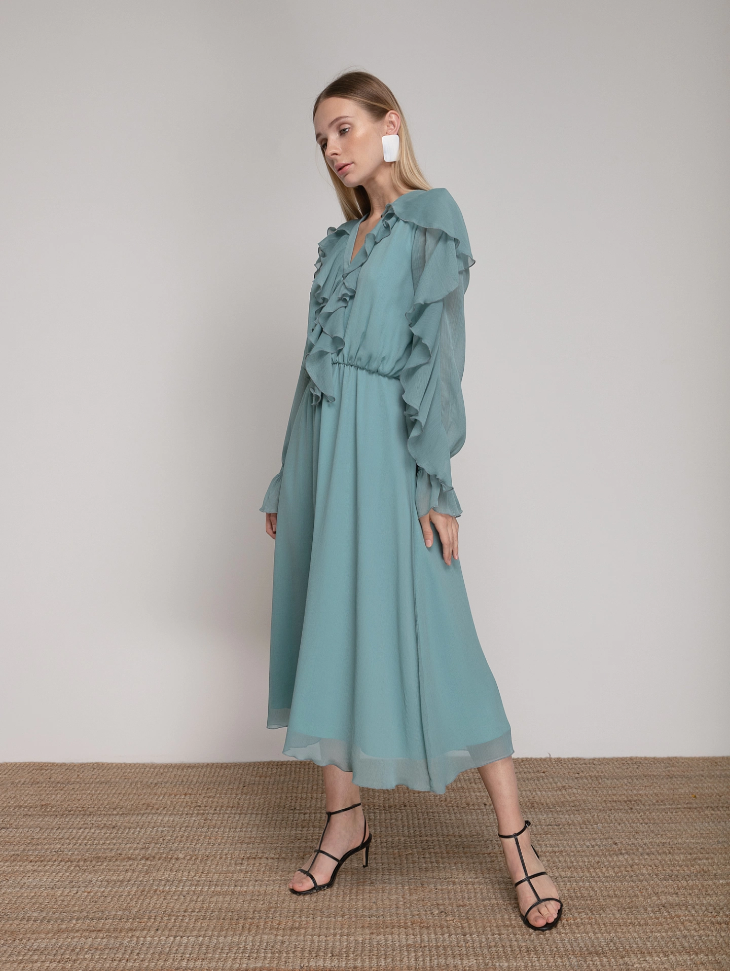 Платье с рюшами