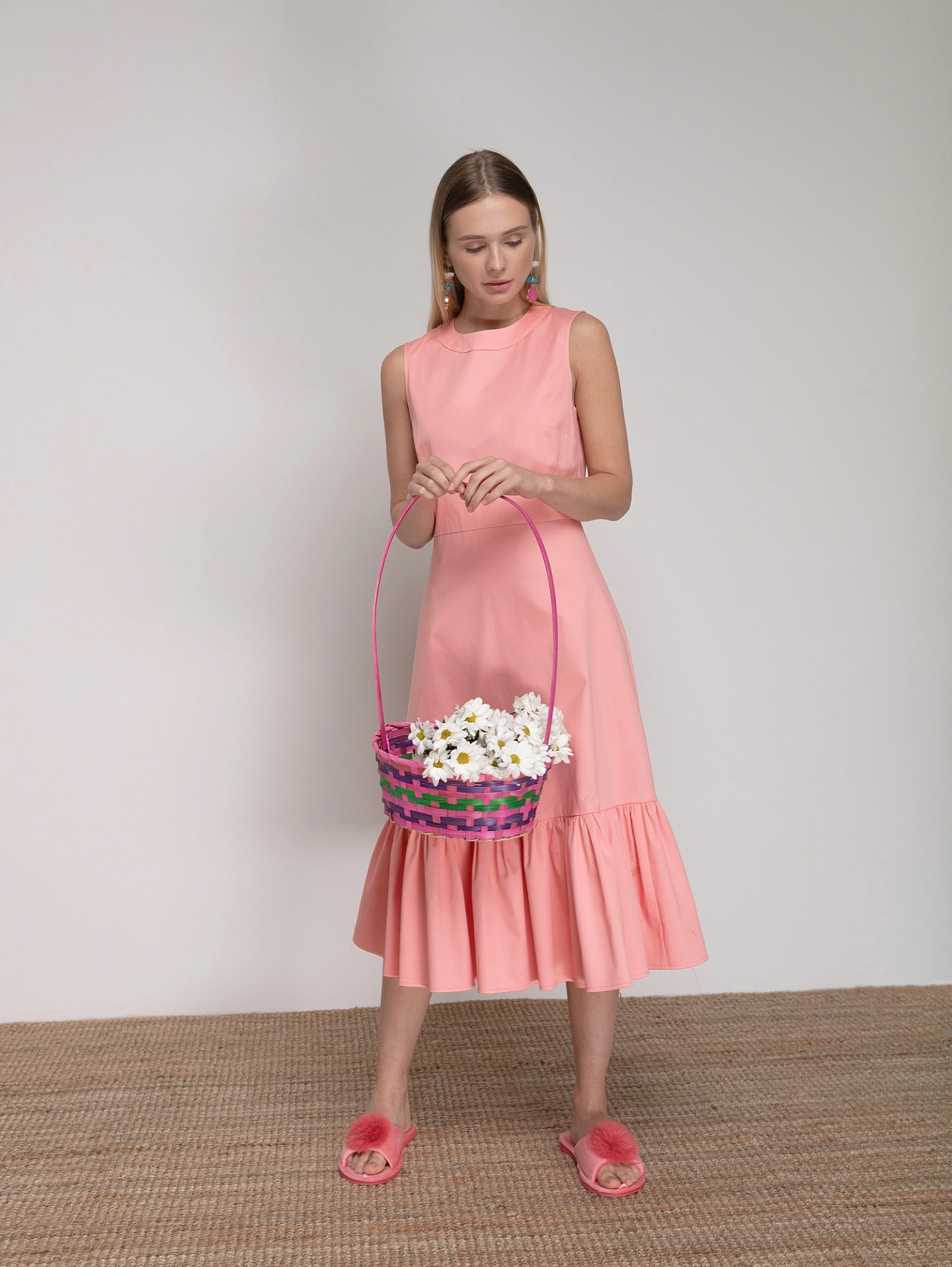 Платье с широкой оборкой