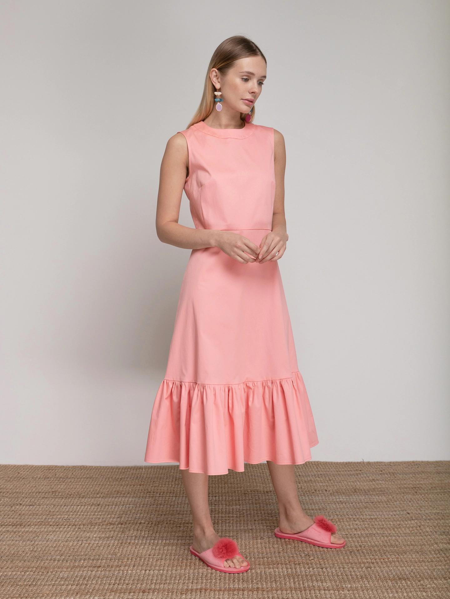 Платье с широкой оборкой