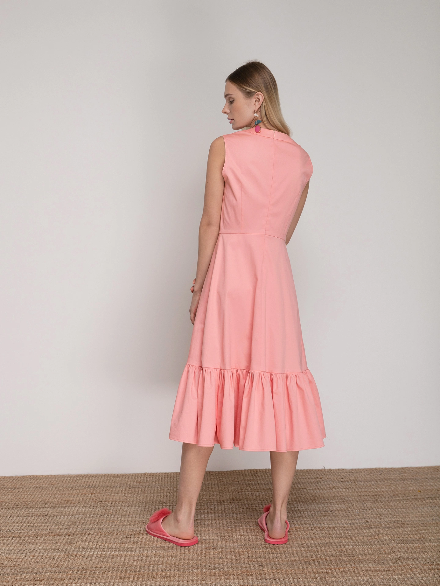 Платье с широкой оборкой