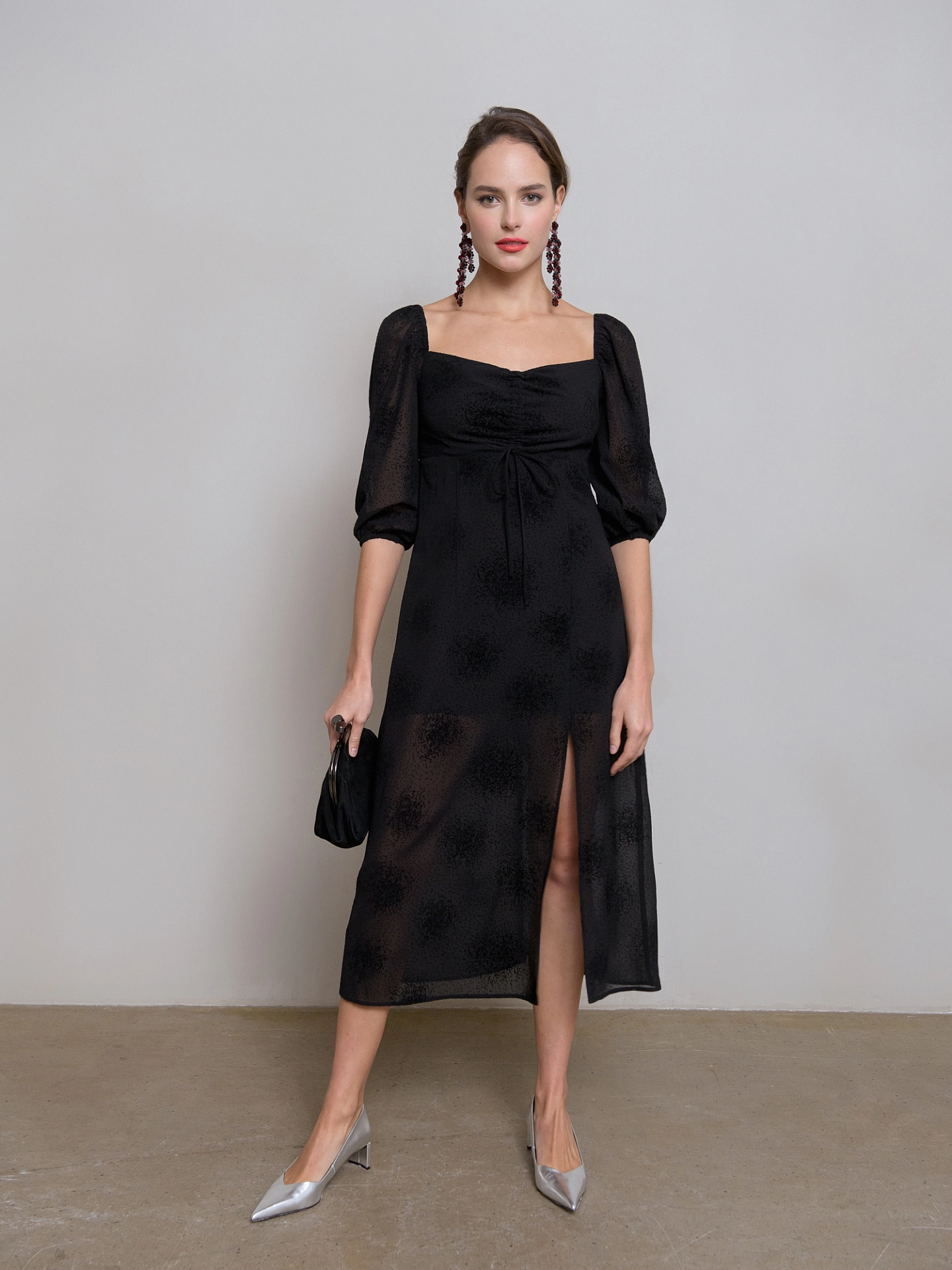 Платье с драпированным лифом и разрезом