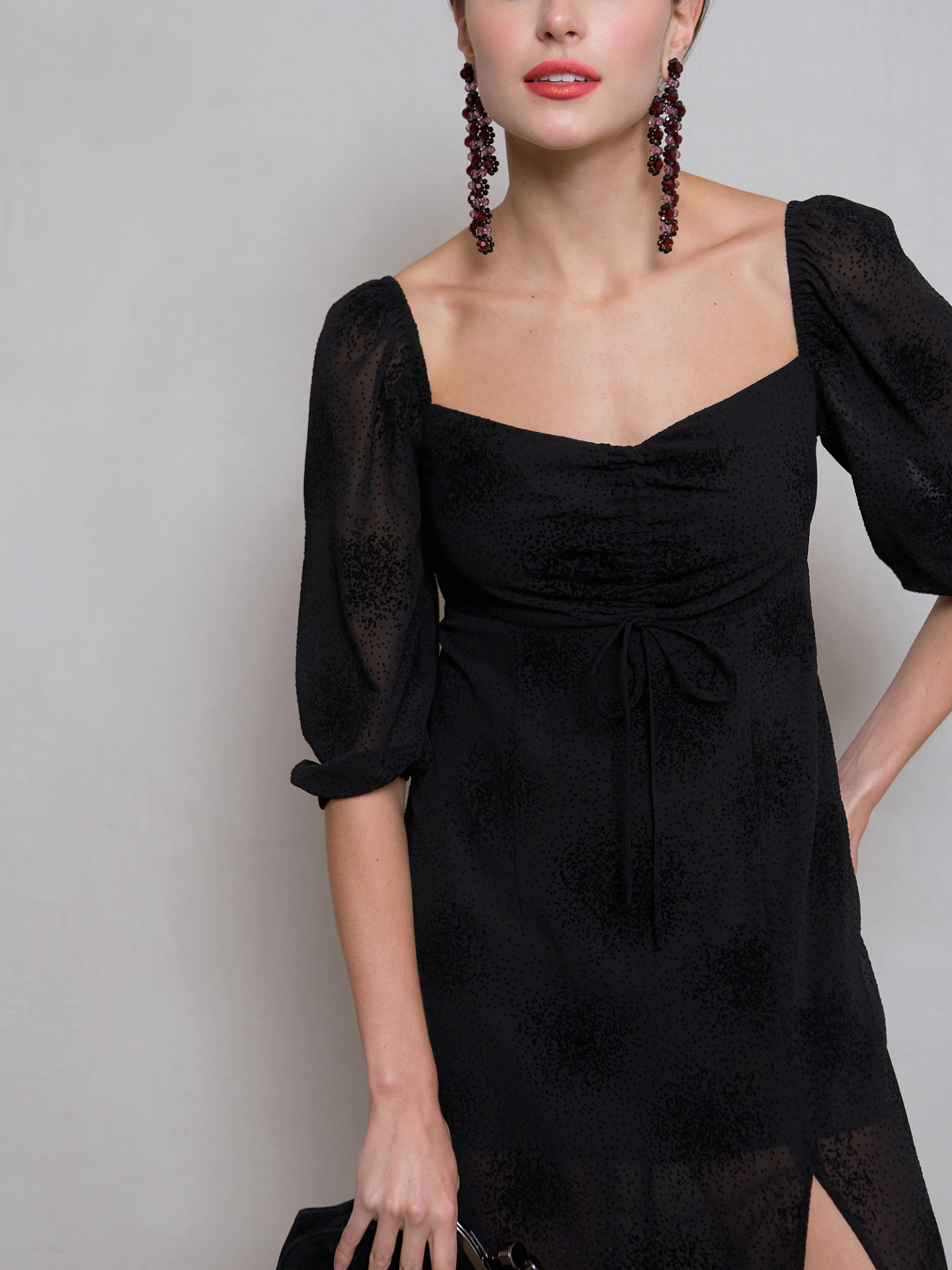 Платье с драпированным лифом и разрезом