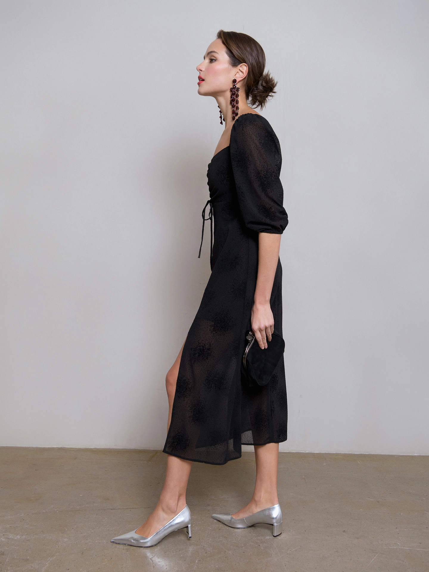 Платье с драпированным лифом и разрезом