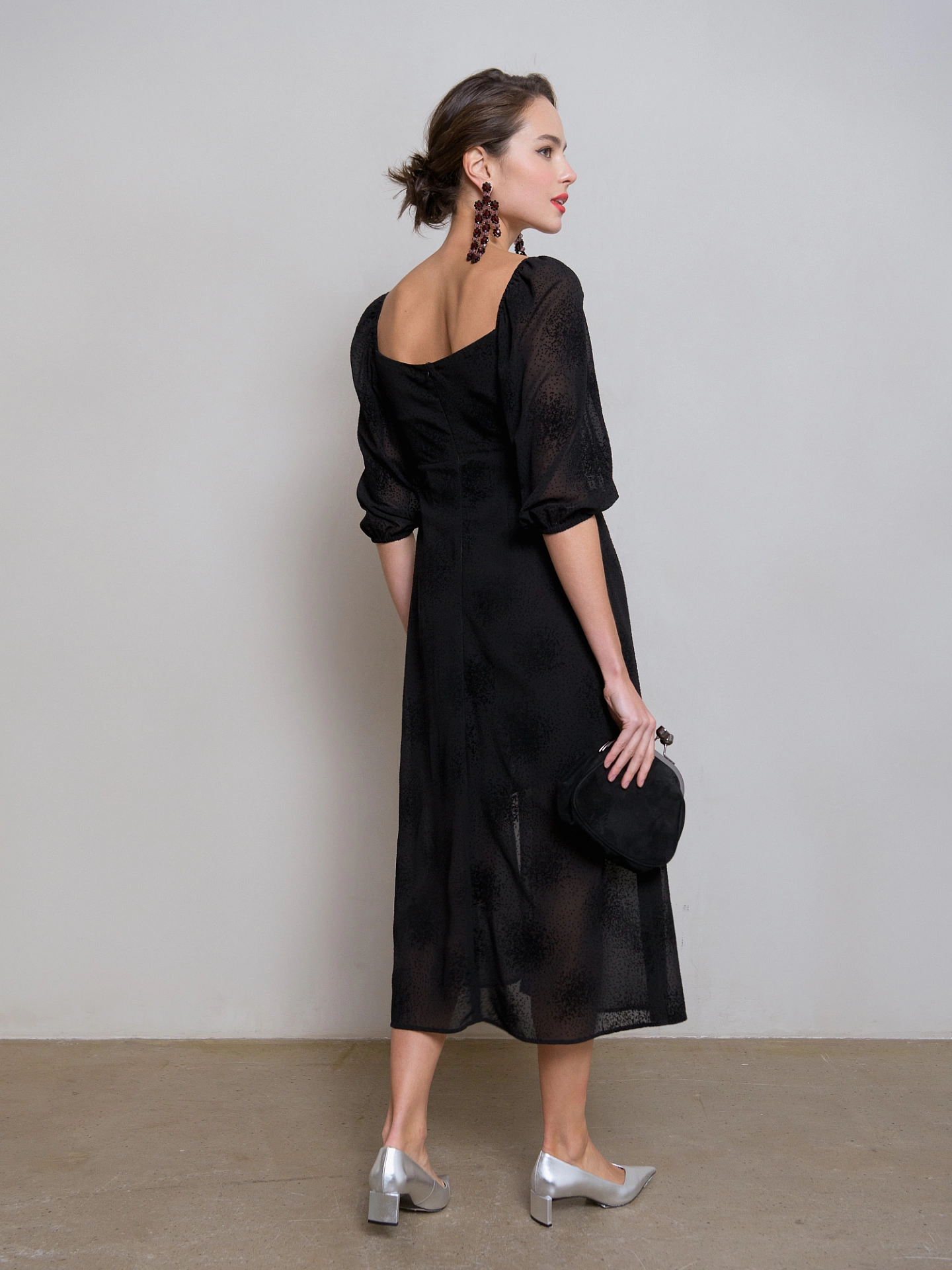 Платье с драпированным лифом и разрезом