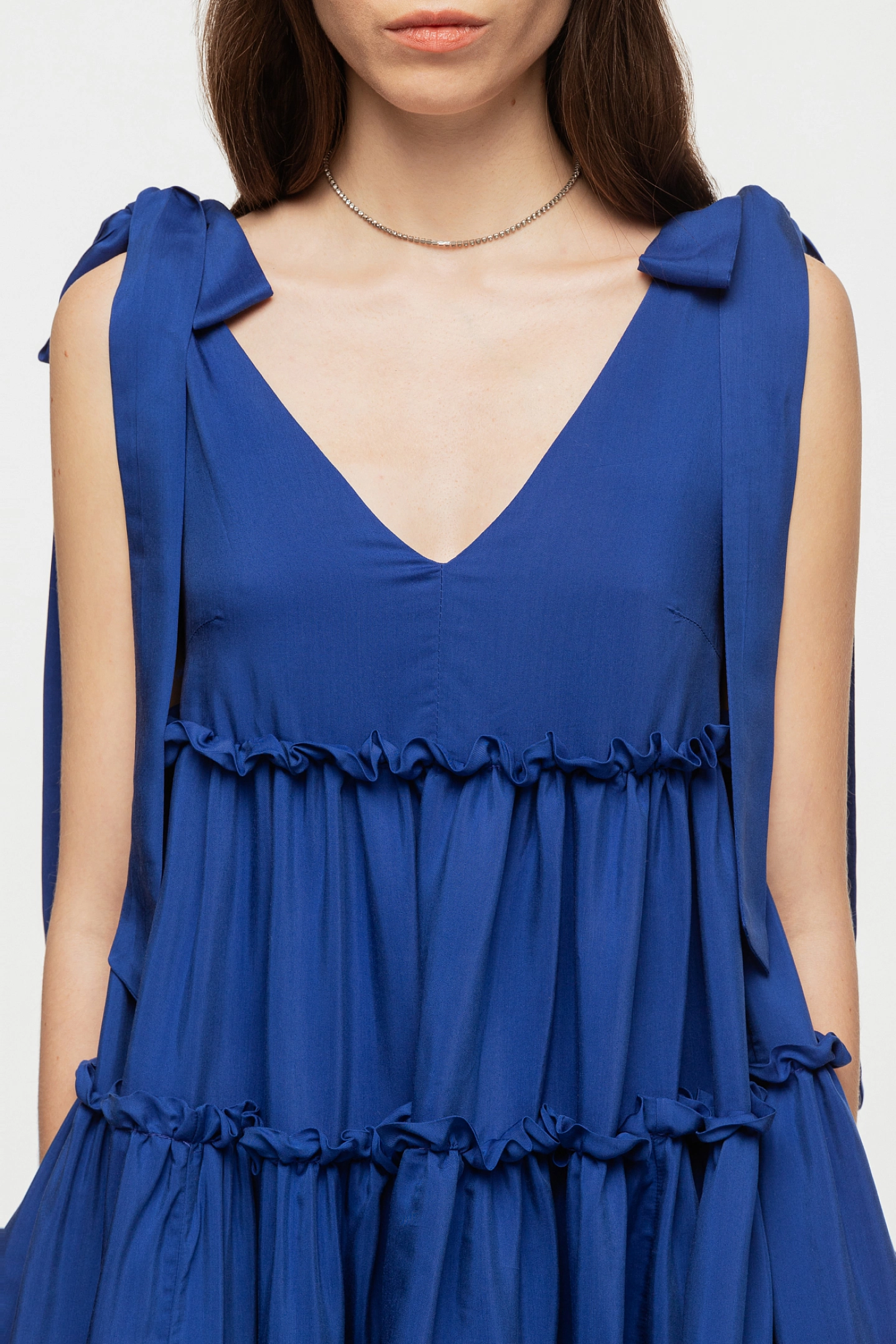 Сарафан с завязками на плечах мини