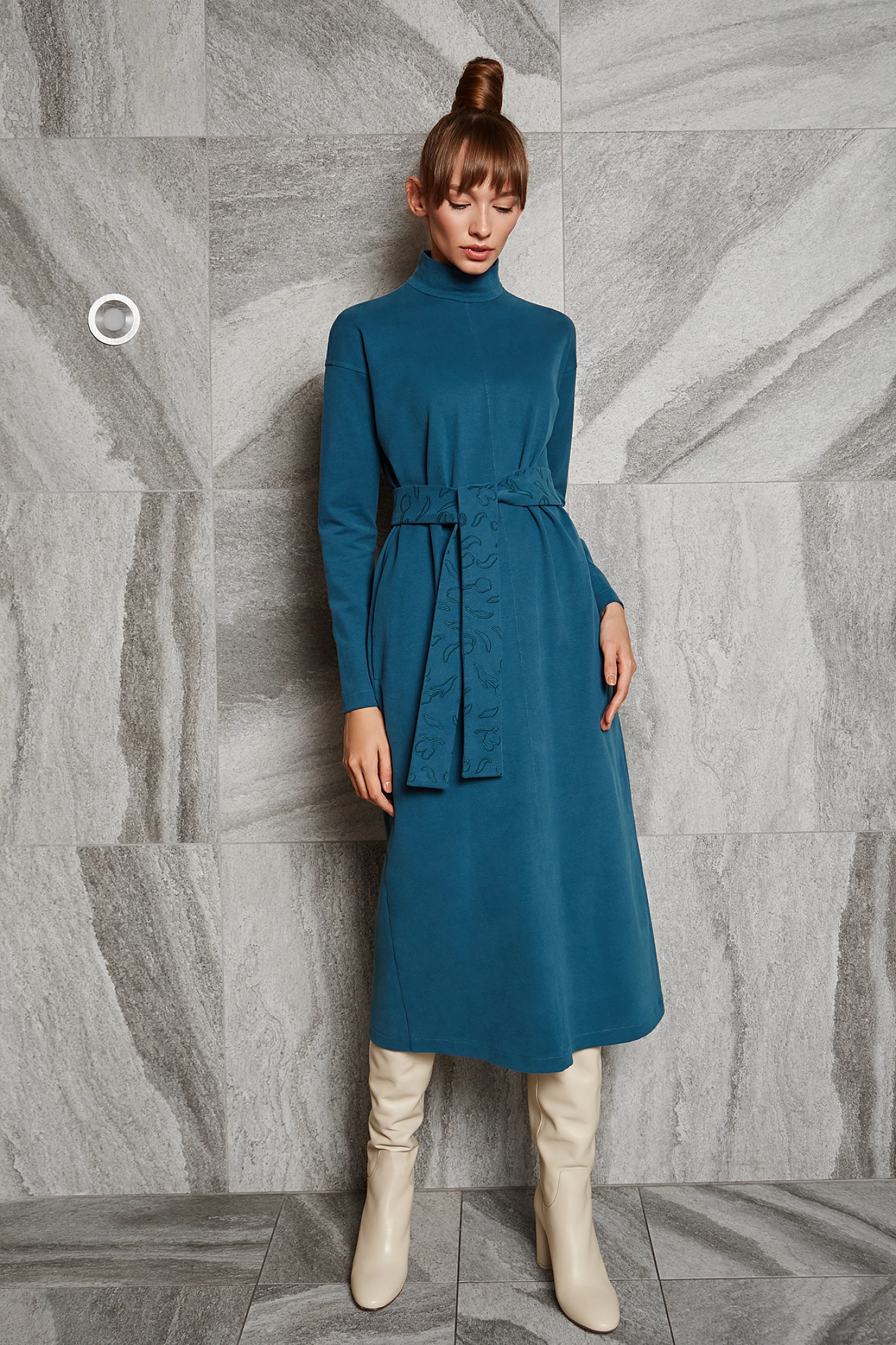 Платье прямого силуэта (с вышивкой на поясе)