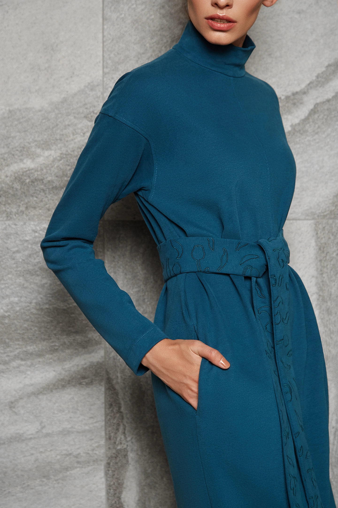 Платье прямого силуэта (с вышивкой на поясе)