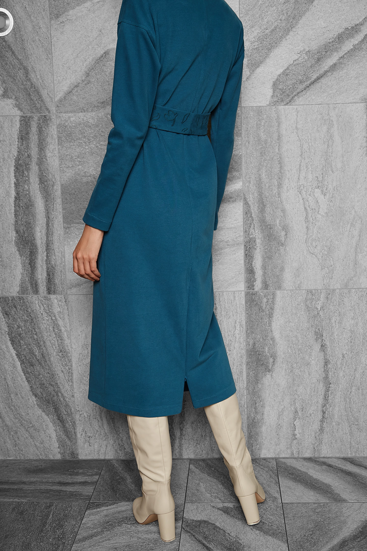 Платье прямого силуэта (с вышивкой на поясе)