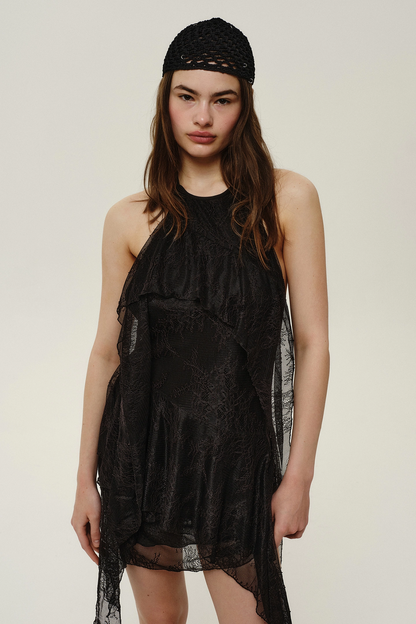 Платье с воланами из гипюра