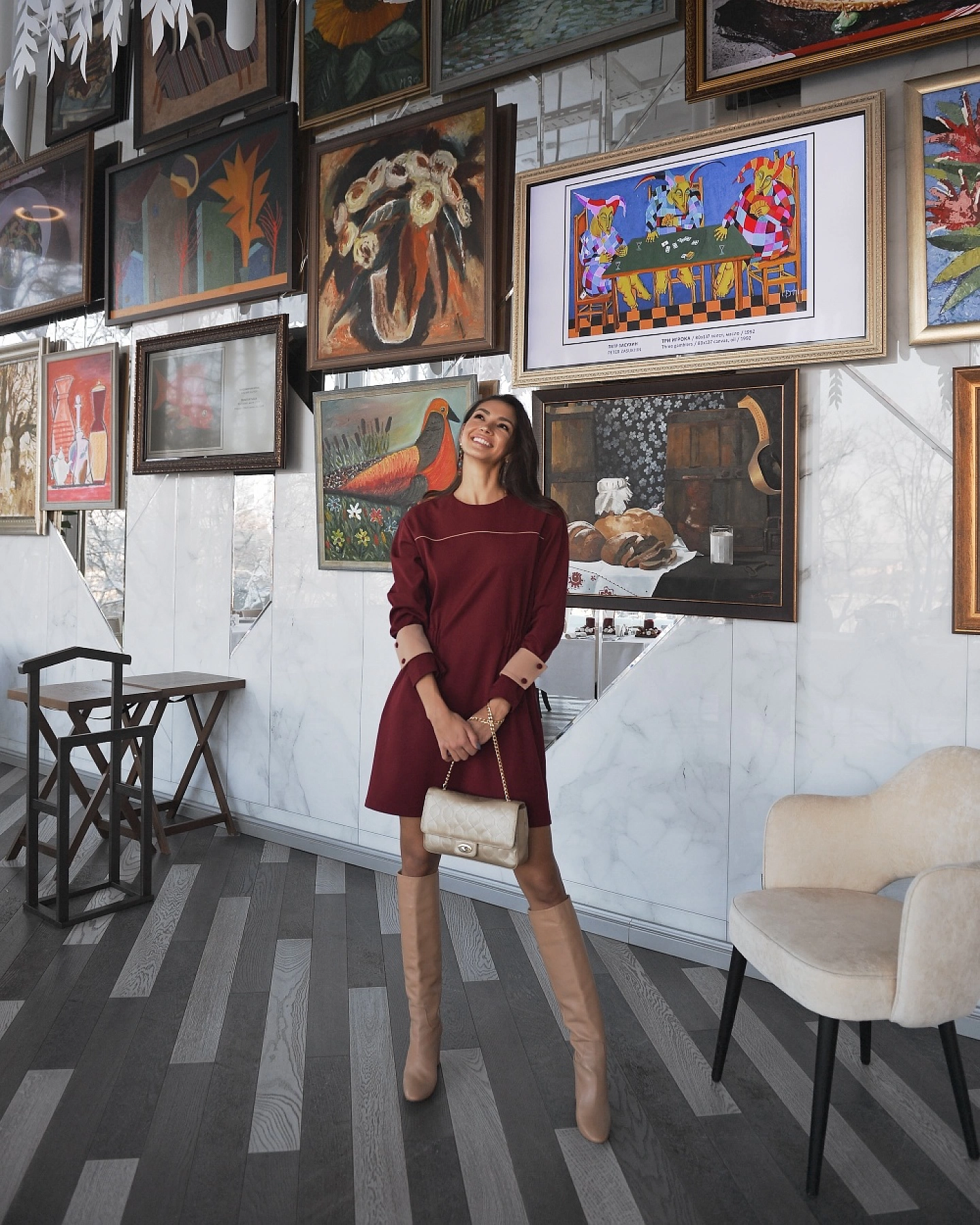 Платье с кантом и контрастной деталью на рукавах