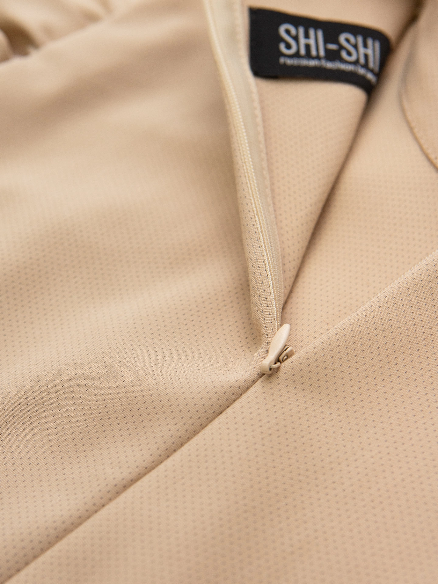 Платье с объемным рукавом