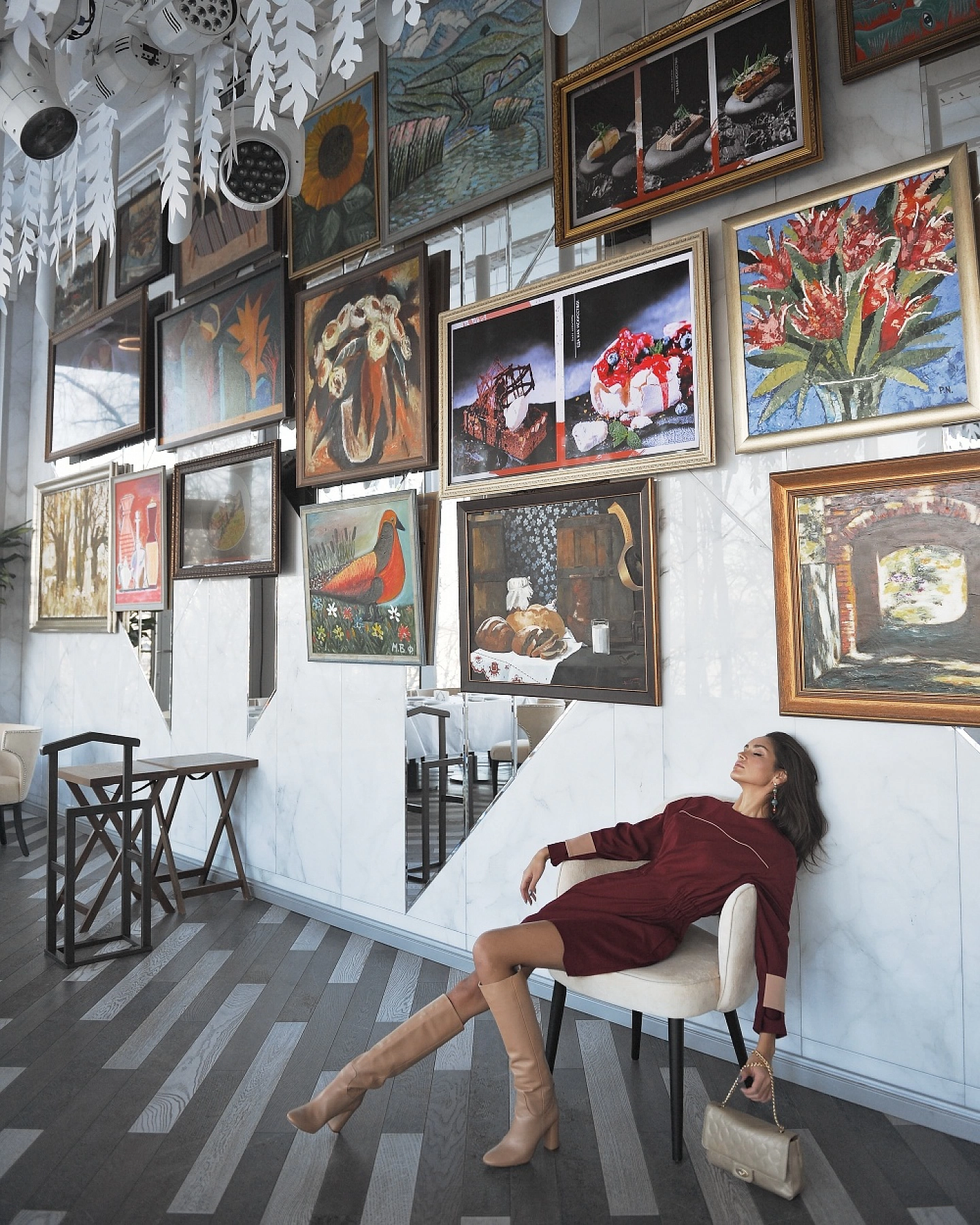 Платье с кантом и контрастной деталью на рукавах