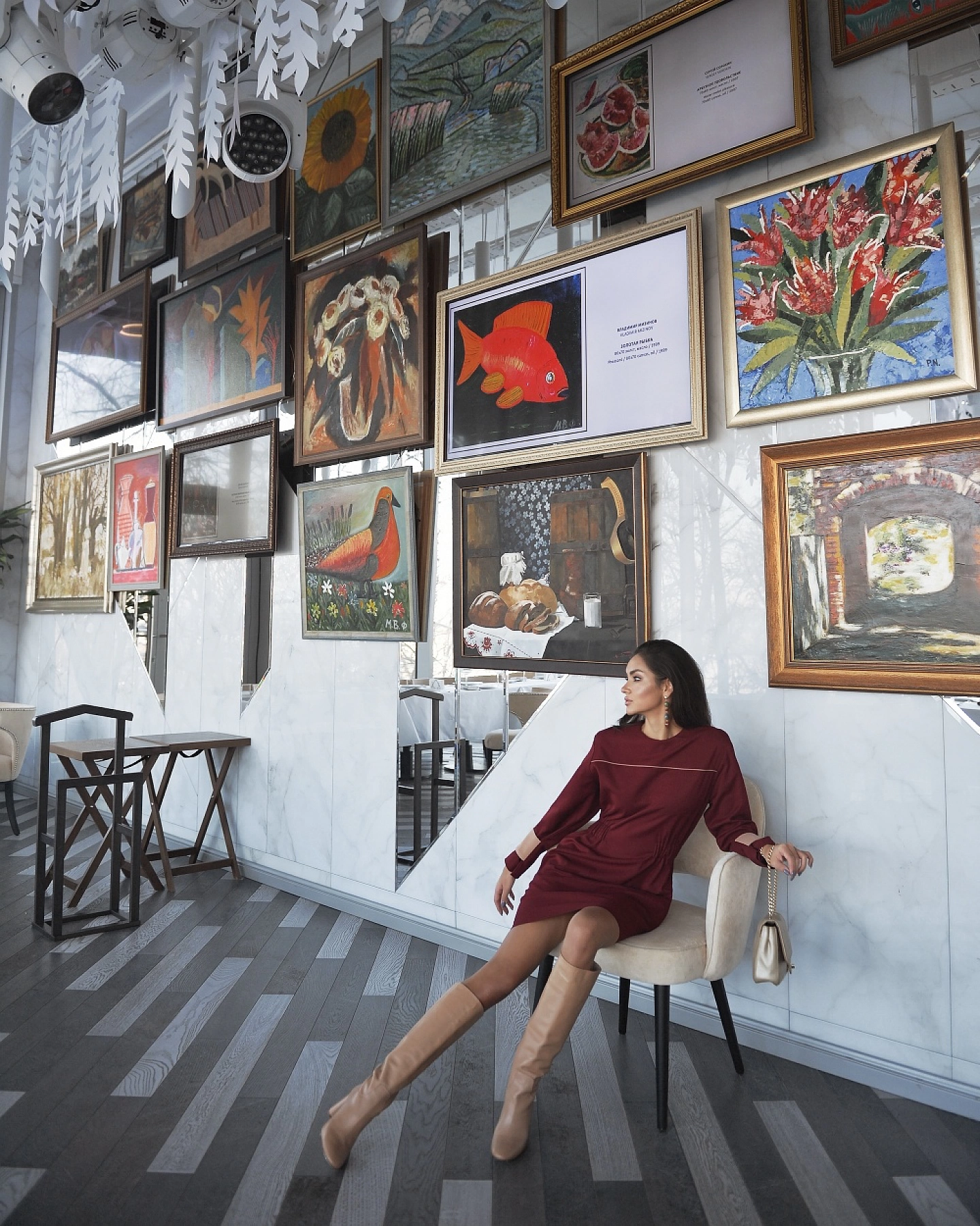 Платье с кантом и контрастной деталью на рукавах