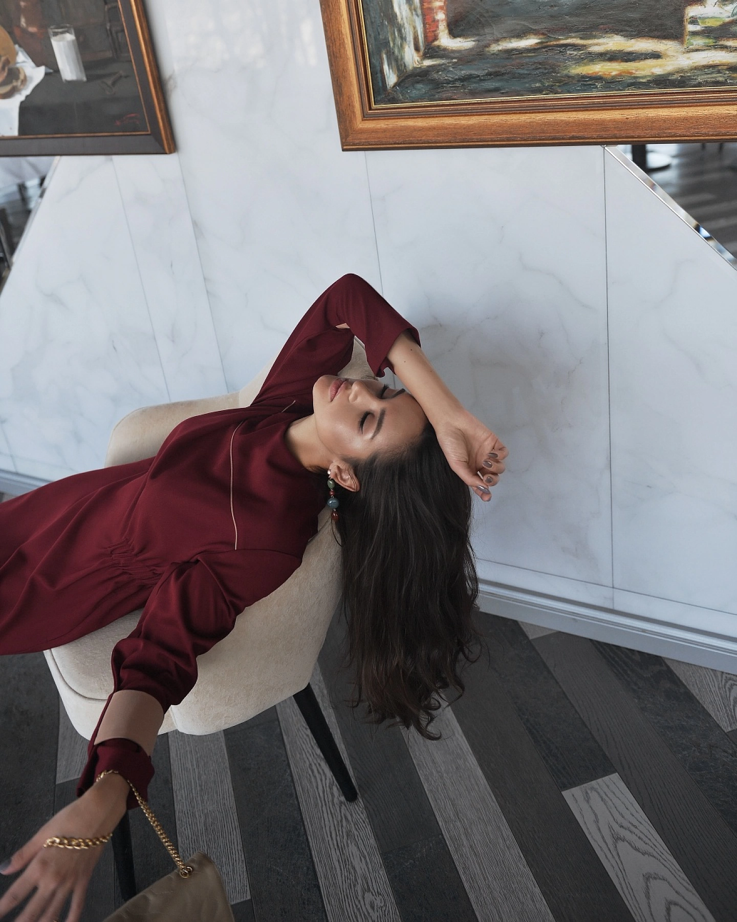 Платье с кантом и контрастной деталью на рукавах