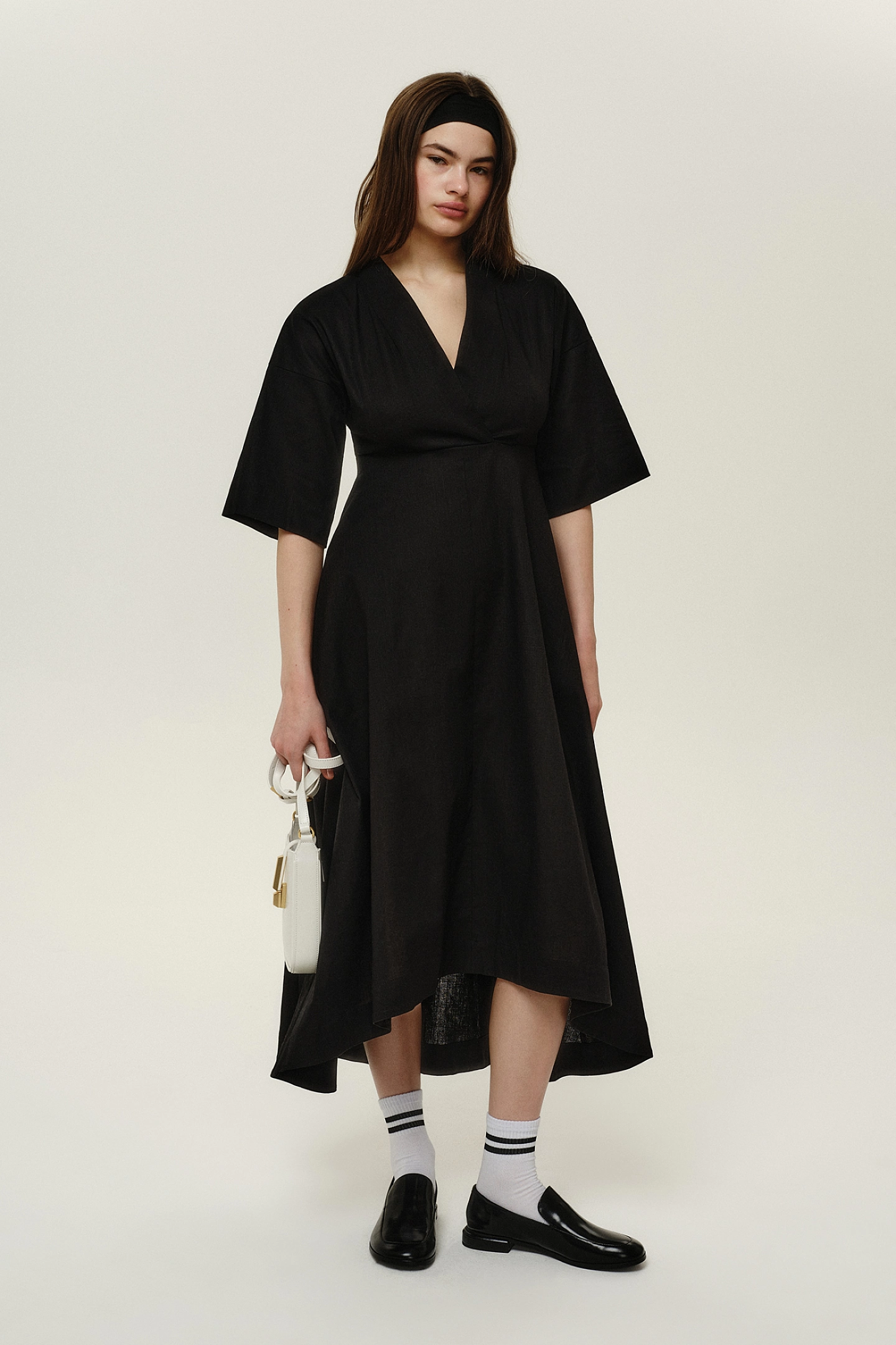 Платье с завышенной талией и широким рукавом