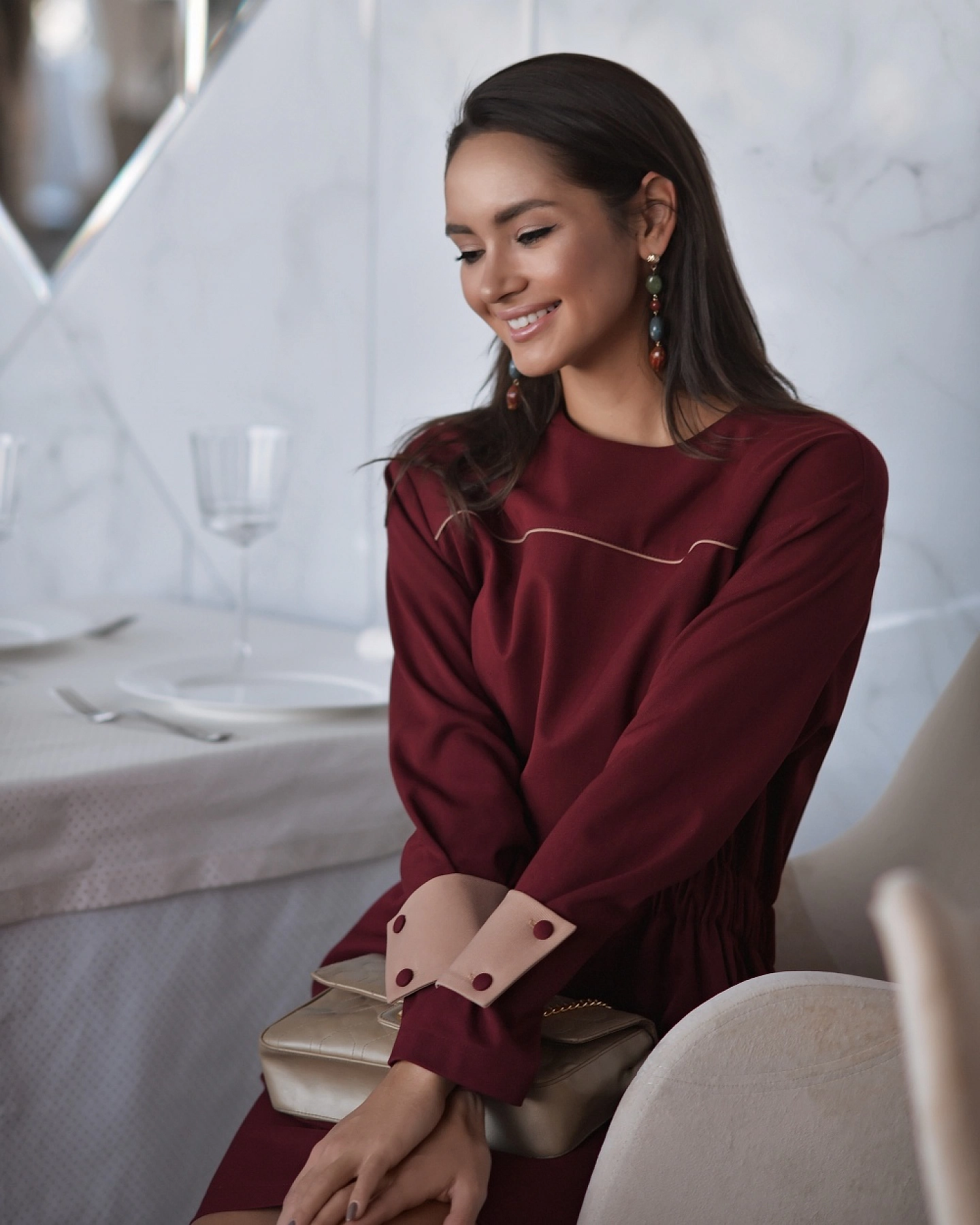 Платье с кантом и контрастной деталью на рукавах