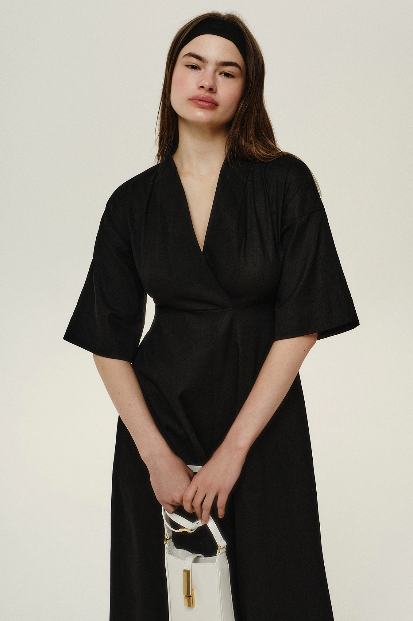 Платье с завышенной талией и широким рукавом