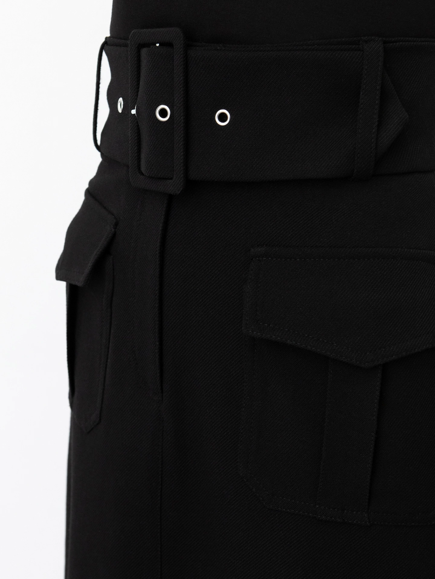 Юбка с накладными карманами и широким поясом