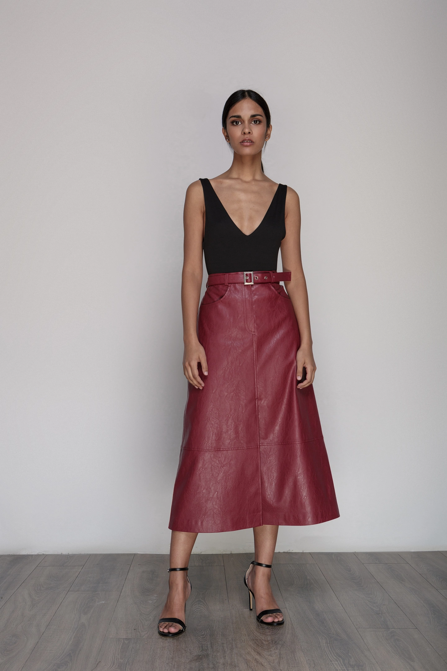 Юбка со шлицей спереди