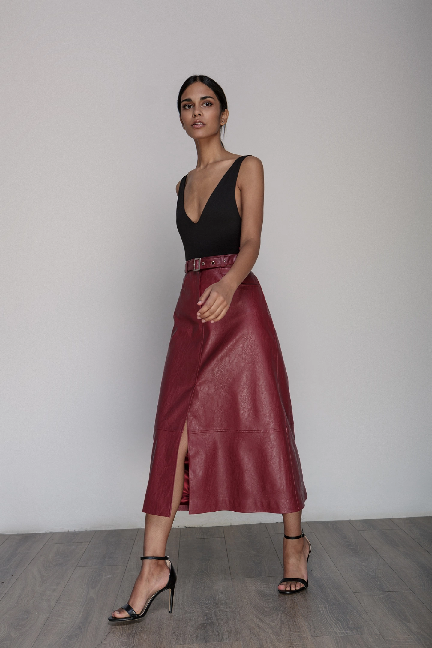 Юбка со шлицей спереди