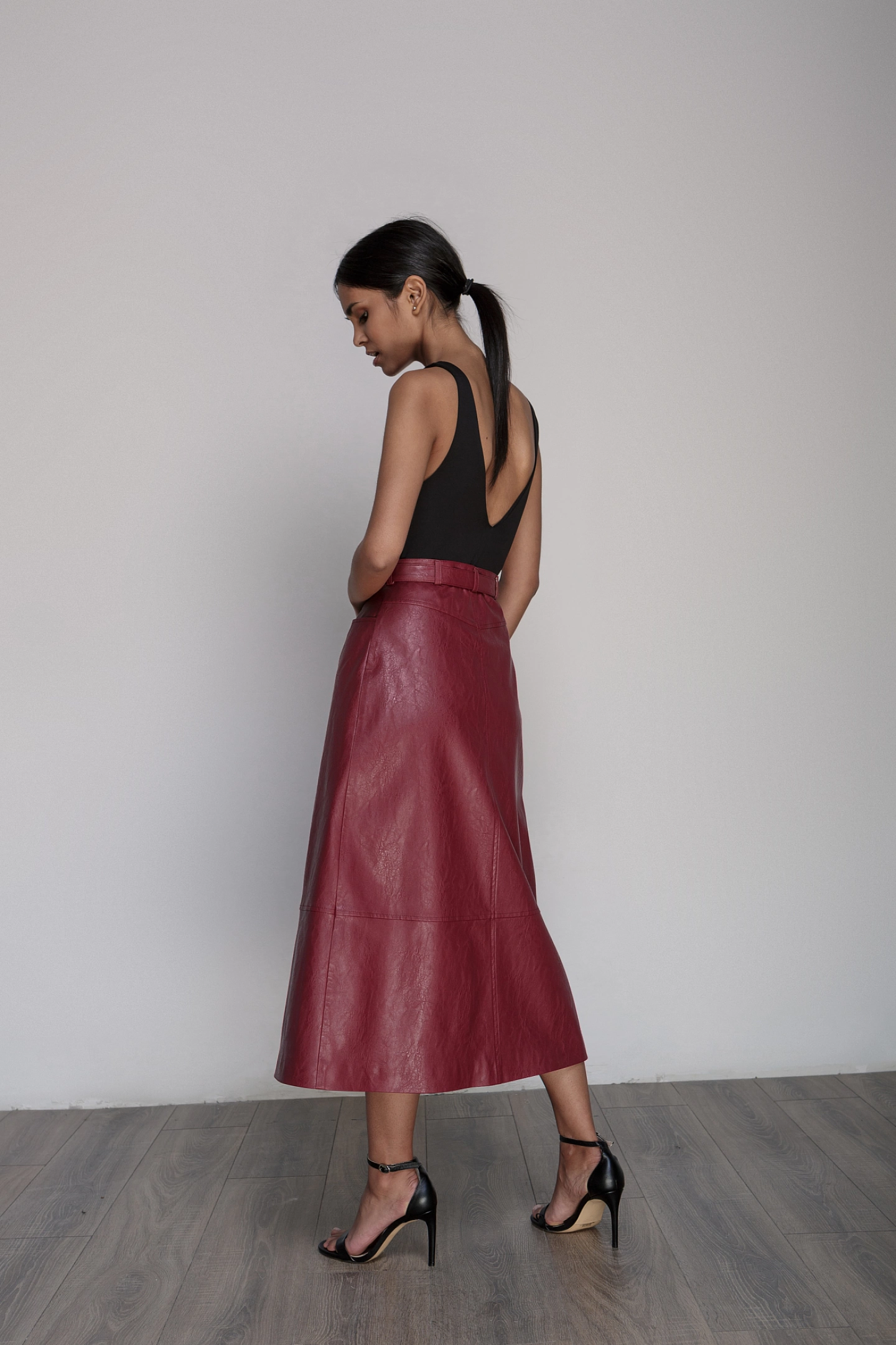 Юбка со шлицей спереди