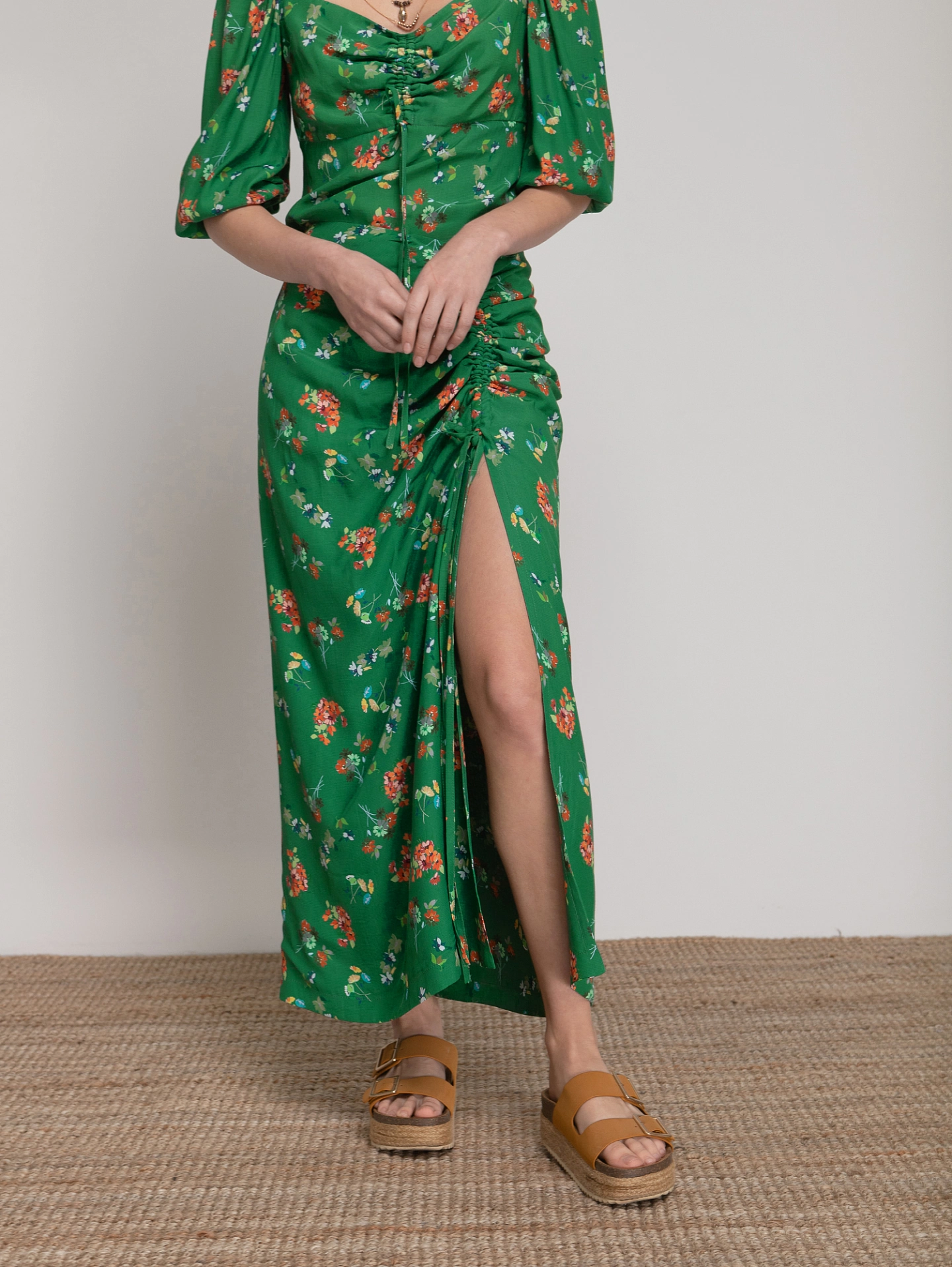 Блуза с драпированным лифом и юбка миди с кулисой