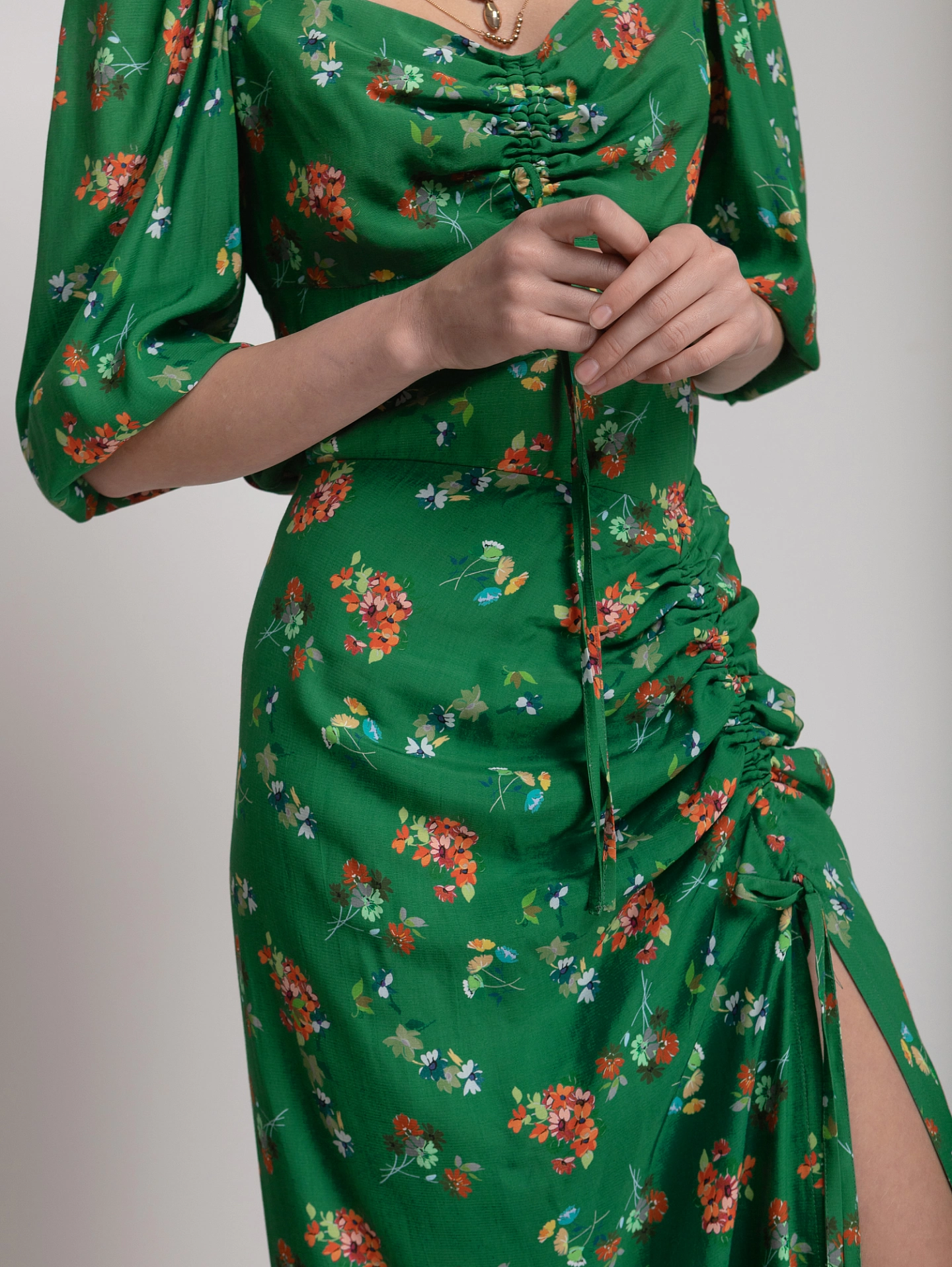 Блуза с драпированным лифом и юбка миди с кулисой