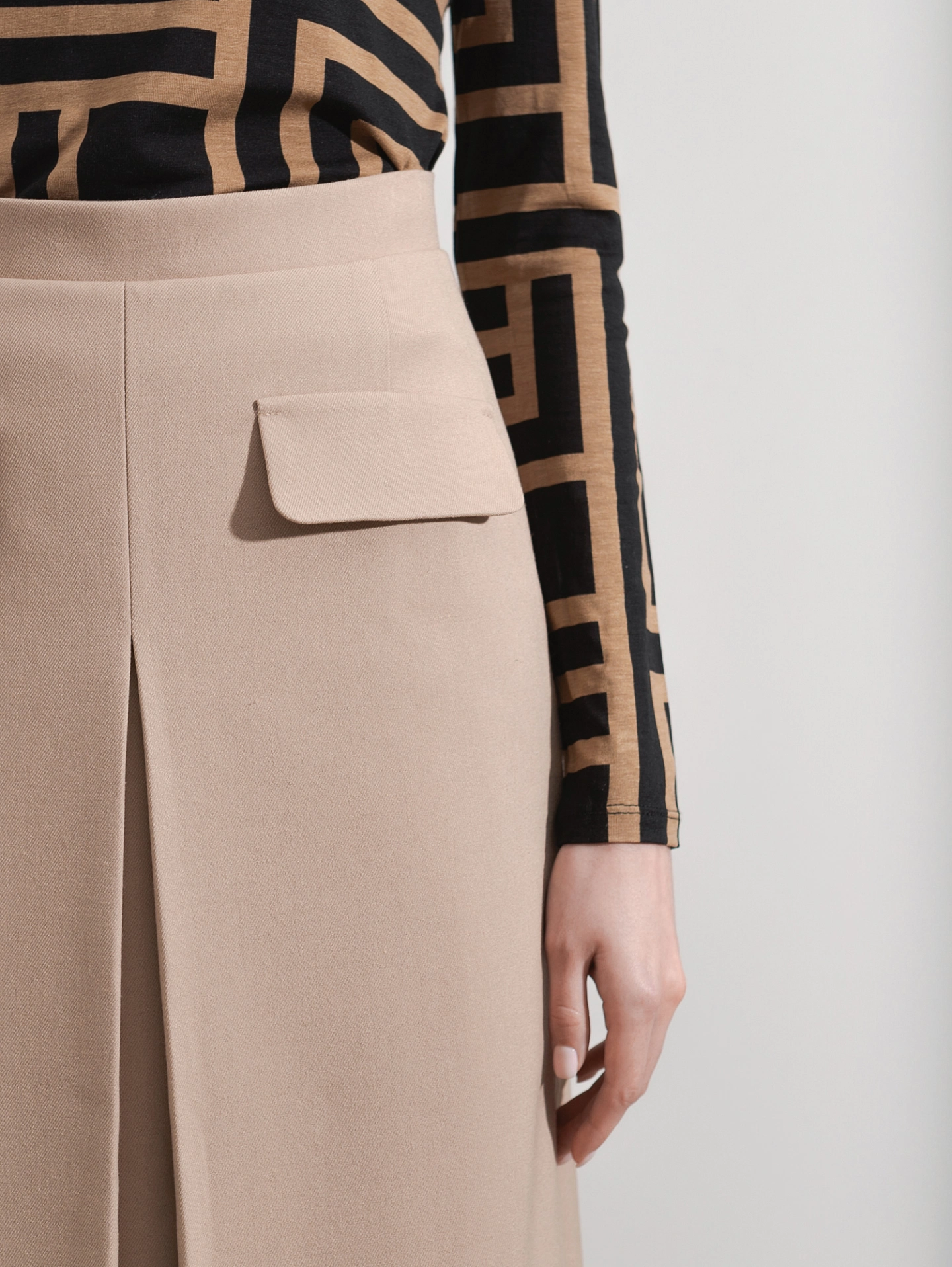 Юбка миди со складкой спереди