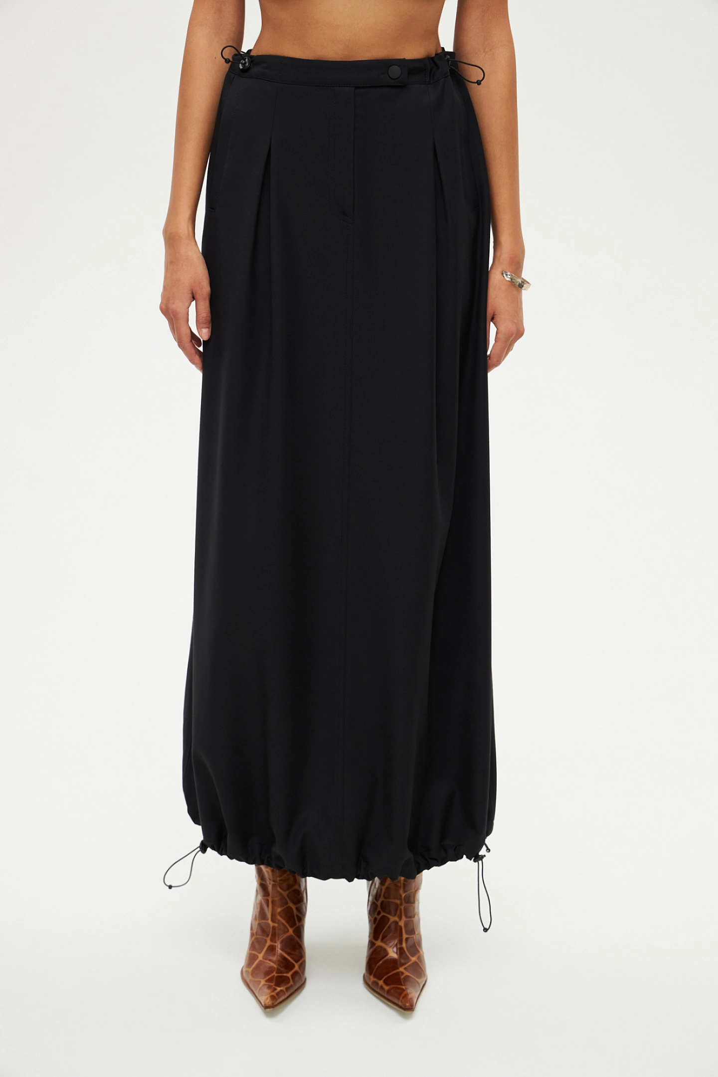 Yubka külotsiz yuqoriga kotarildi