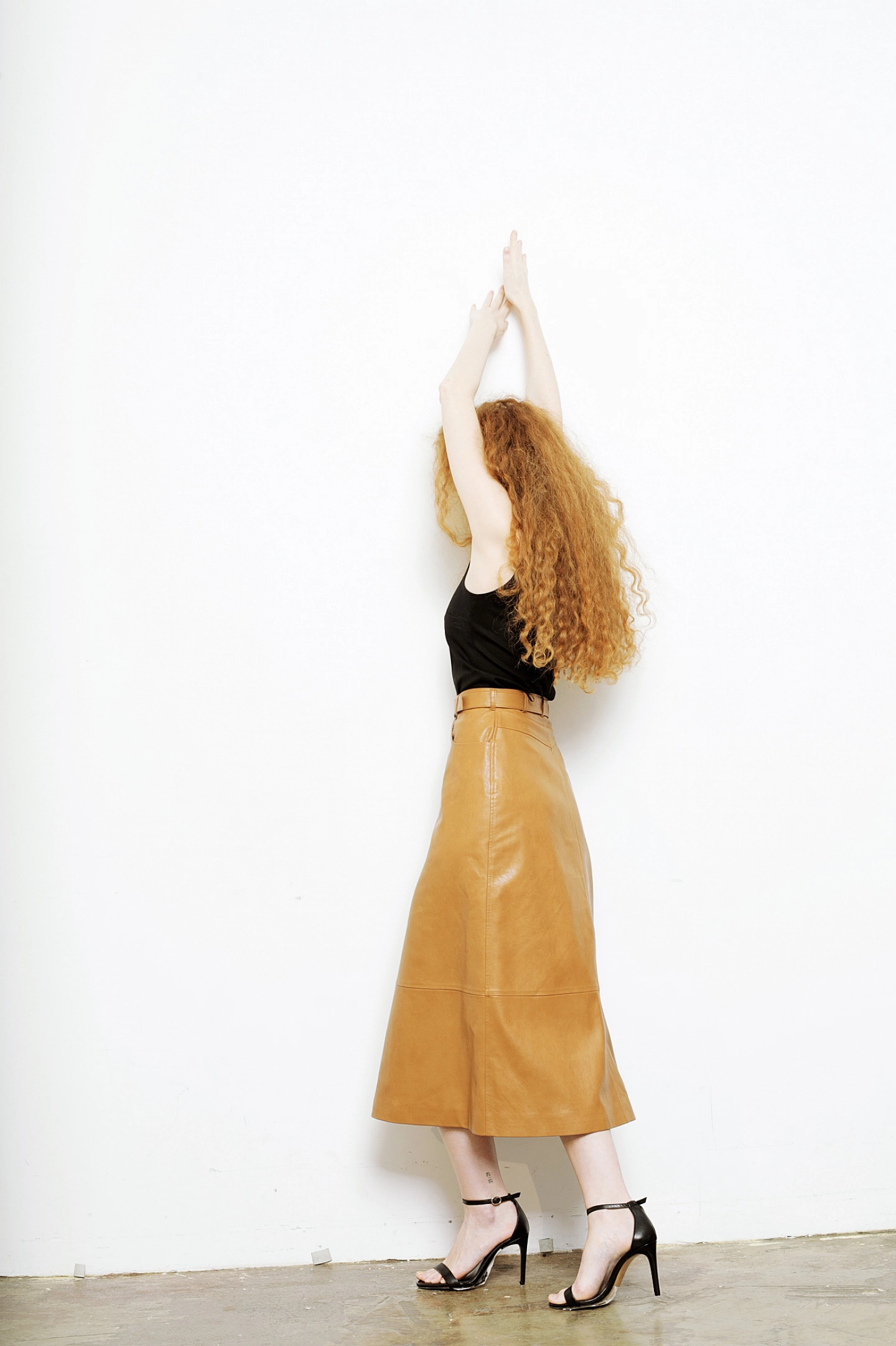 Бұталардың арасына тығылған жалаңаш қыздардың фотосы