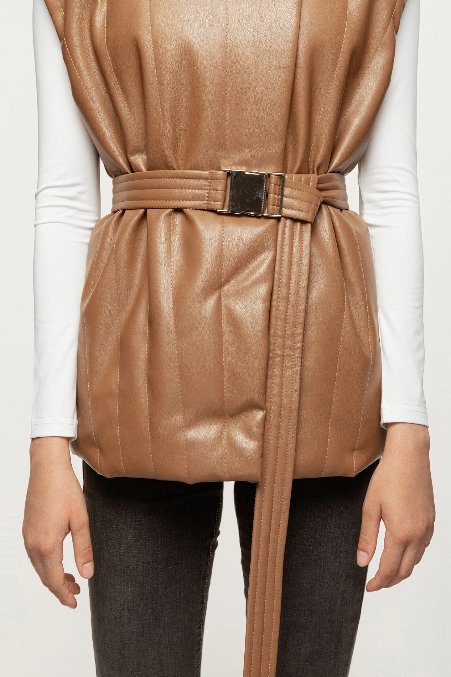 Жилет из эко-кожи