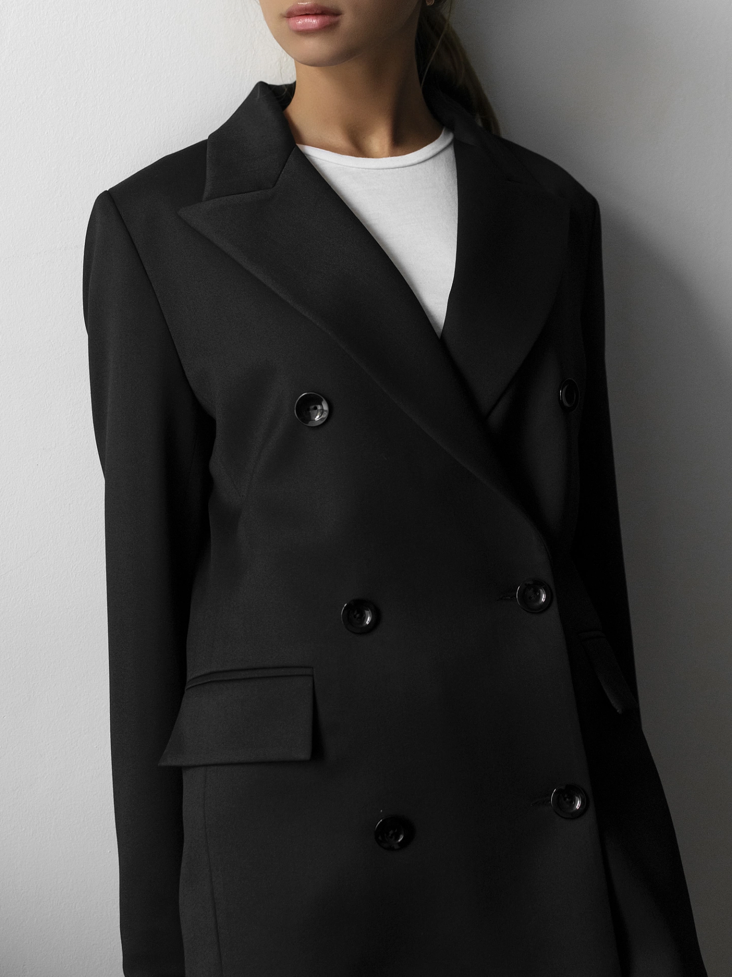 Жакет двубортный с острыми лацканами